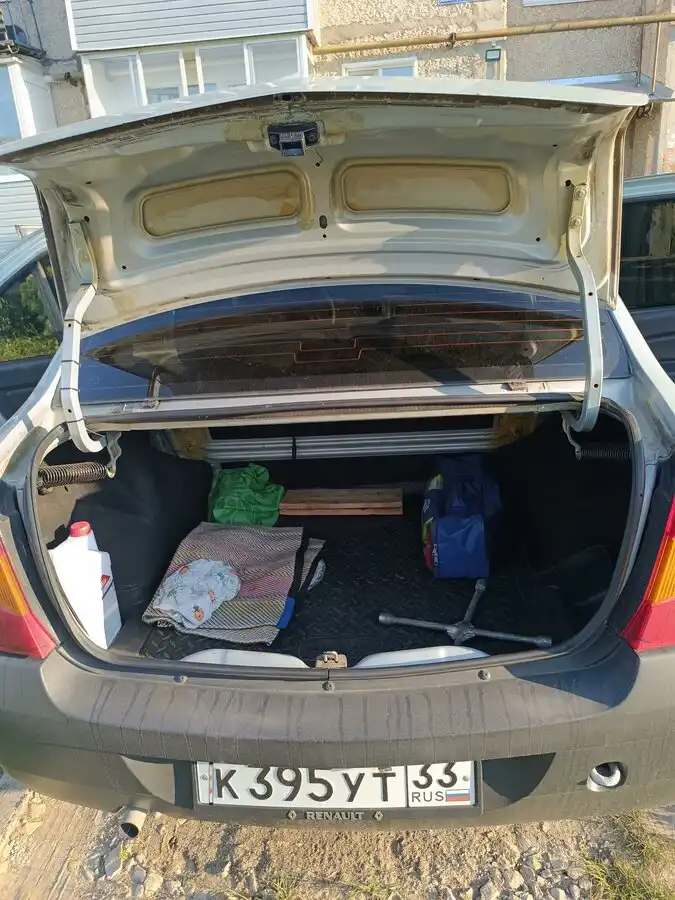 Фото автомобиля RENAULT LOGAN, 2006 — госномер К395УТ33. Цвет: СЕРЫЙ
