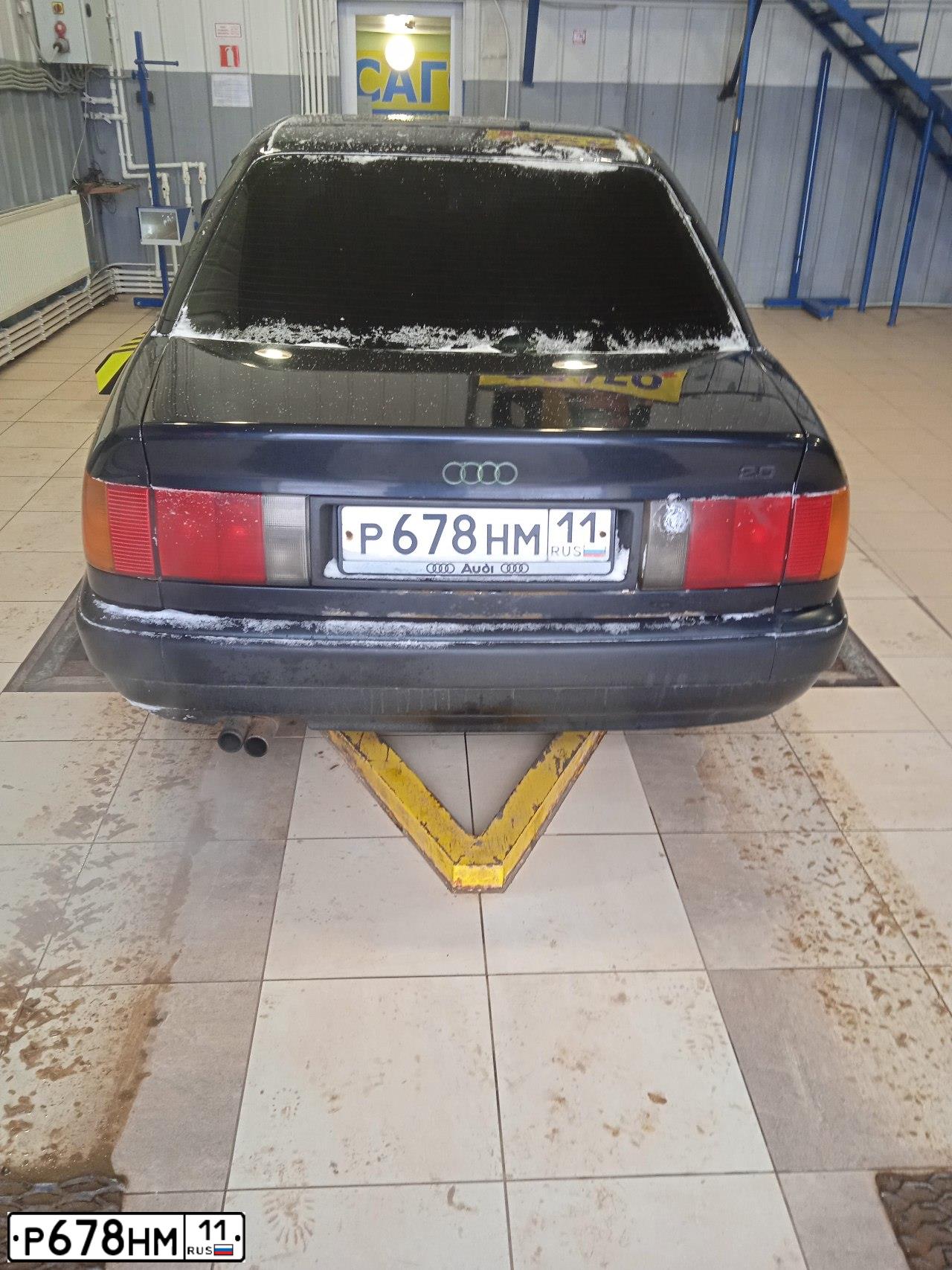 Фото автомобиля AUDI 100, 1991 — госномер Е261КМ11. Цвет: Темно-синий