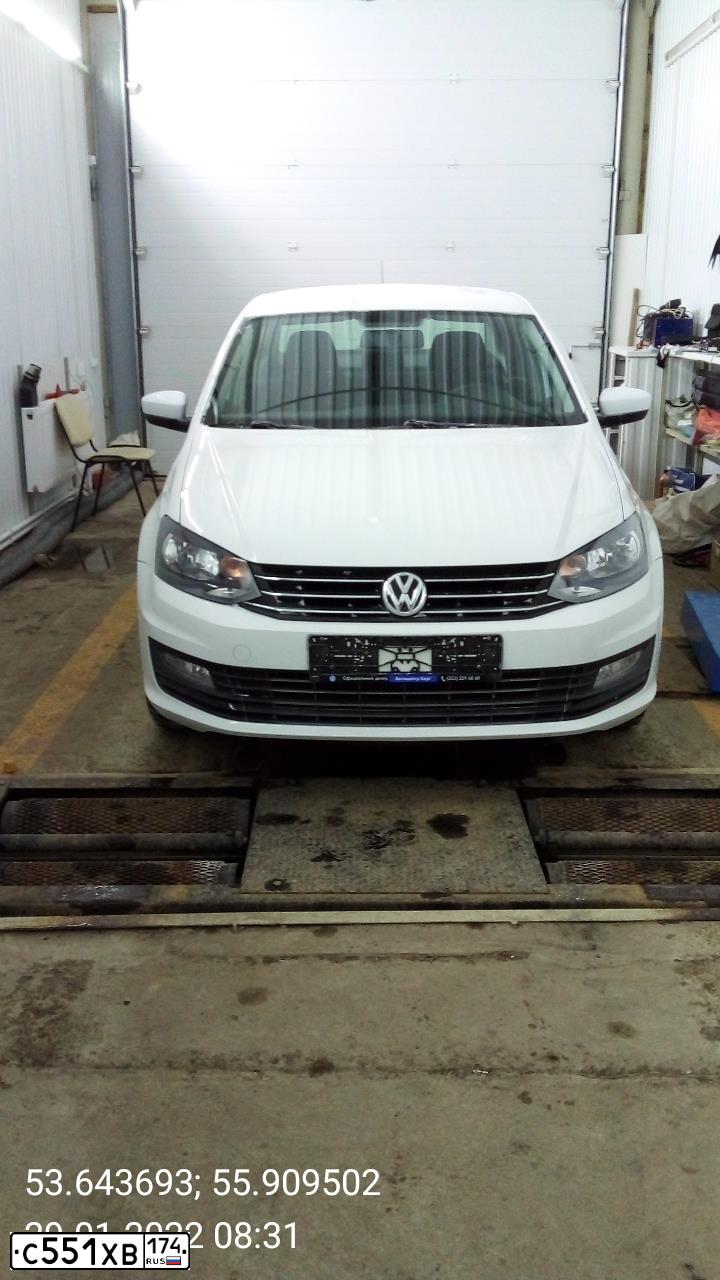 Фото автомобиля VOLKSWAGEN POLO, 2017 — госномер Е969УТ702. Цвет: Белый