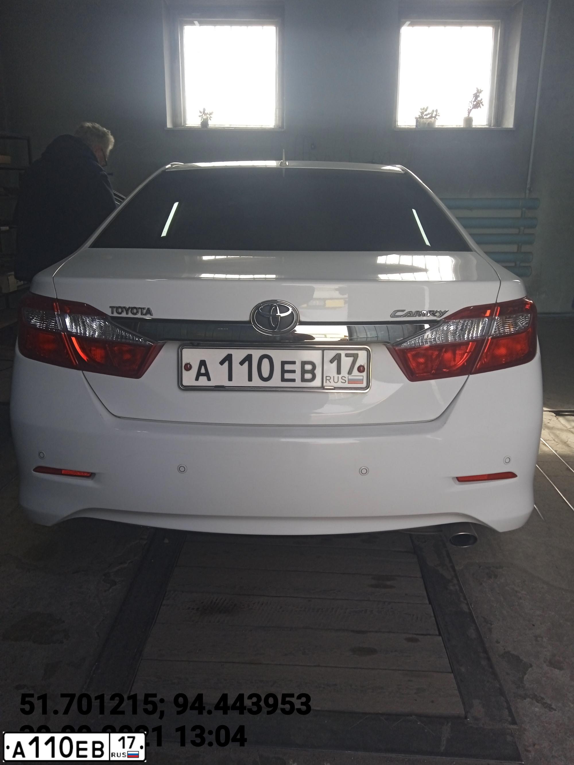 Фото автомобиля TOYOTA CAMRY, 2013 — госномер А110ЕВ17. Цвет: БЕЛЫЙ