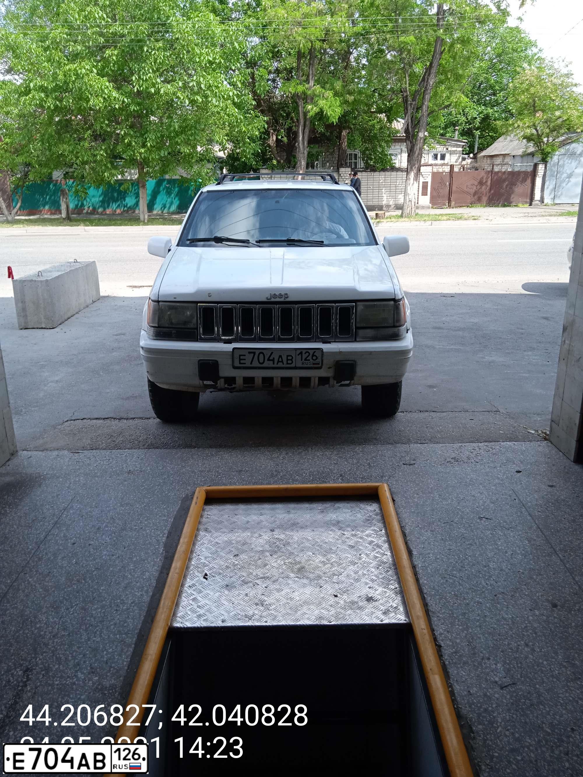 Фото автомобиля JEEP GRAND CHEROKEE, 1995 — госномер В159ВТ09. Цвет: Белый