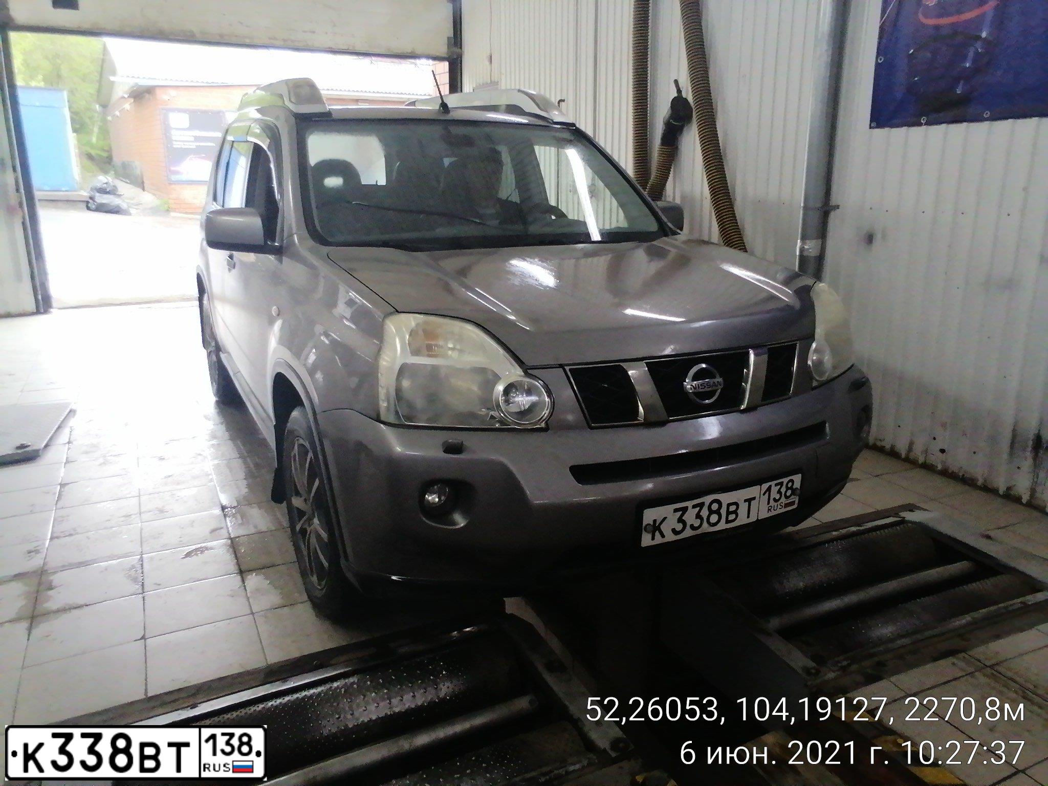 Фото автомобиля NISSAN X-TRAIL, 2010 — госномер О886КМ38. Цвет: СЕРЫЙ