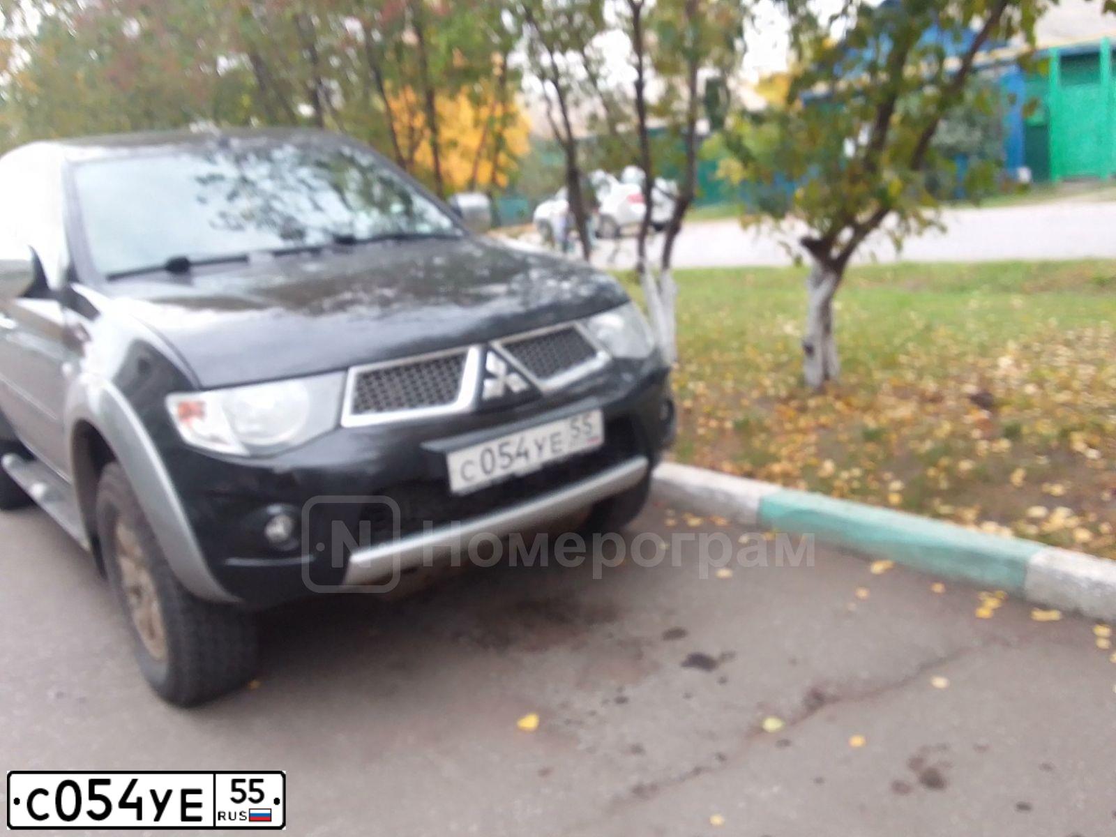 Фото автомобиля MITSUBISHI L 200, 2013 — госномер С054УЕ55. Цвет: ЧЕРНЫЙ