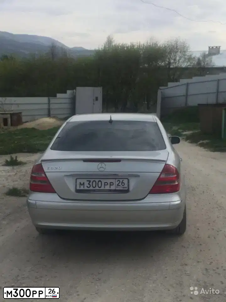 Фото автомобиля MERCEDES E-KLASSE, 2004 — госномер В272ММ126. Цвет: БЕЛЫЙ (СЕРЕБРИСТЫЙ)