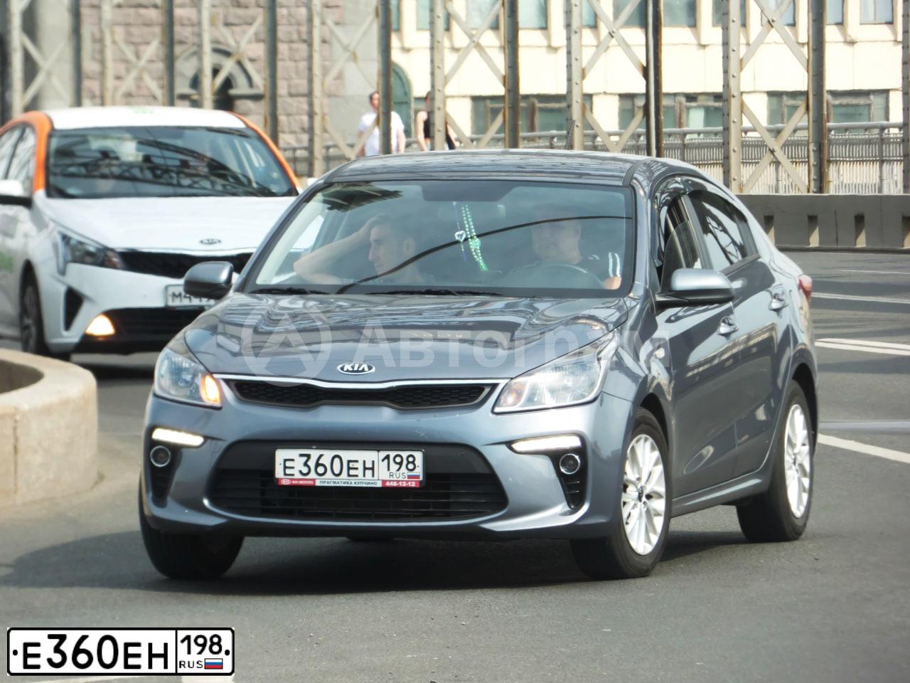 Фото автомобиля KIA RIO, 2019 — госномер Е360ЕН198. Цвет: Серый