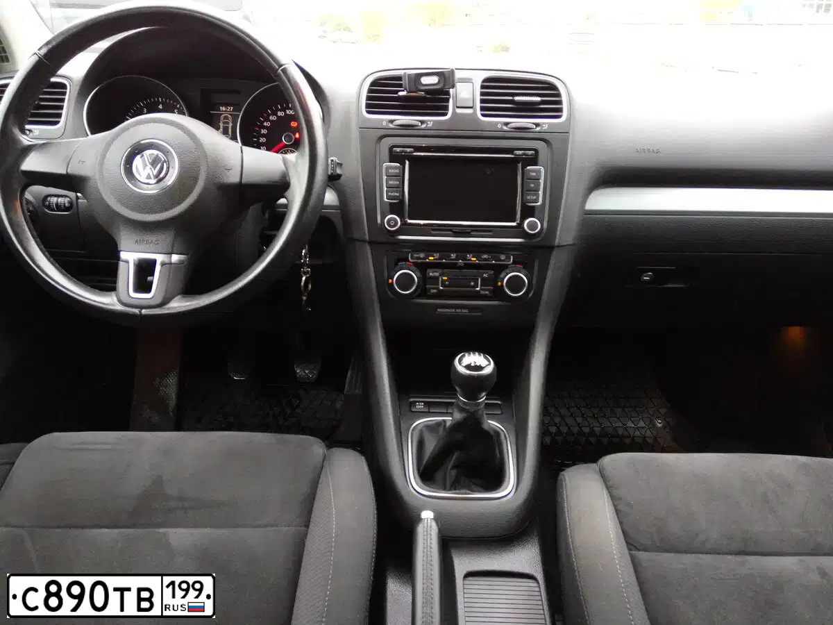 Фото автомобиля VOLKSWAGEN GOLF, 2009 — госномер М261ВХ67. Цвет: Белый
