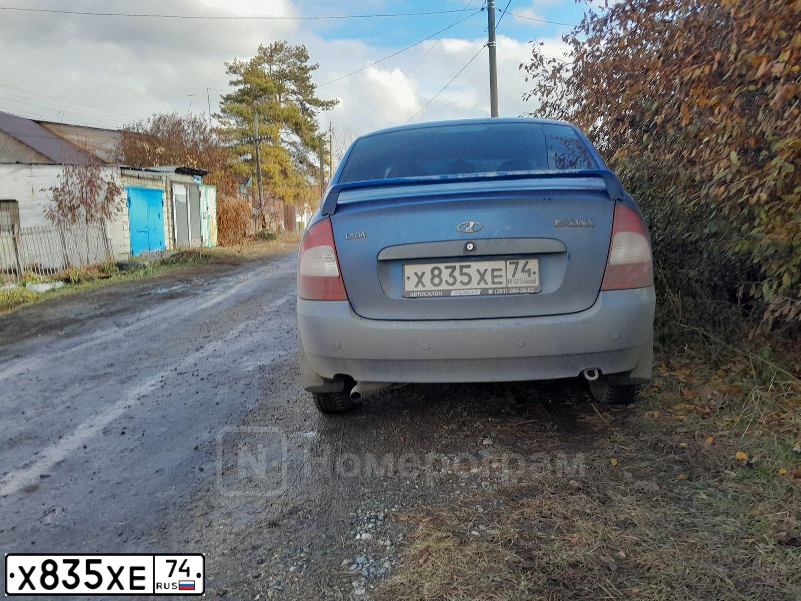Фото автомобиля LADA 1118 KALINA, 2006 — госномер Х835ХЕ74. Цвет: ЯРКО-СИНИЙ