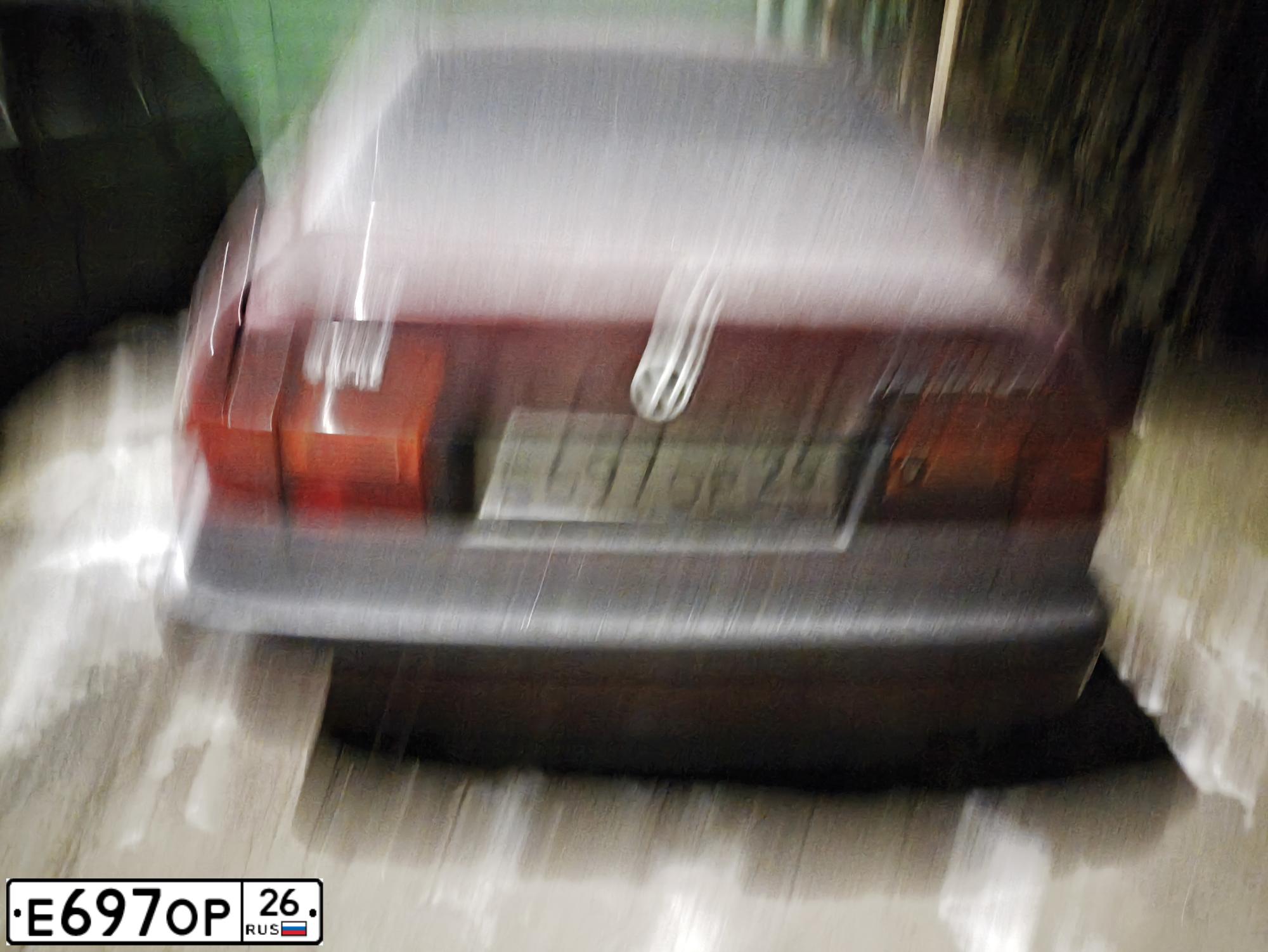Фото автомобиля VOLKSWAGEN VENTO, 1992 — госномер Е697ОР26. Цвет: КРАСНЫЙ