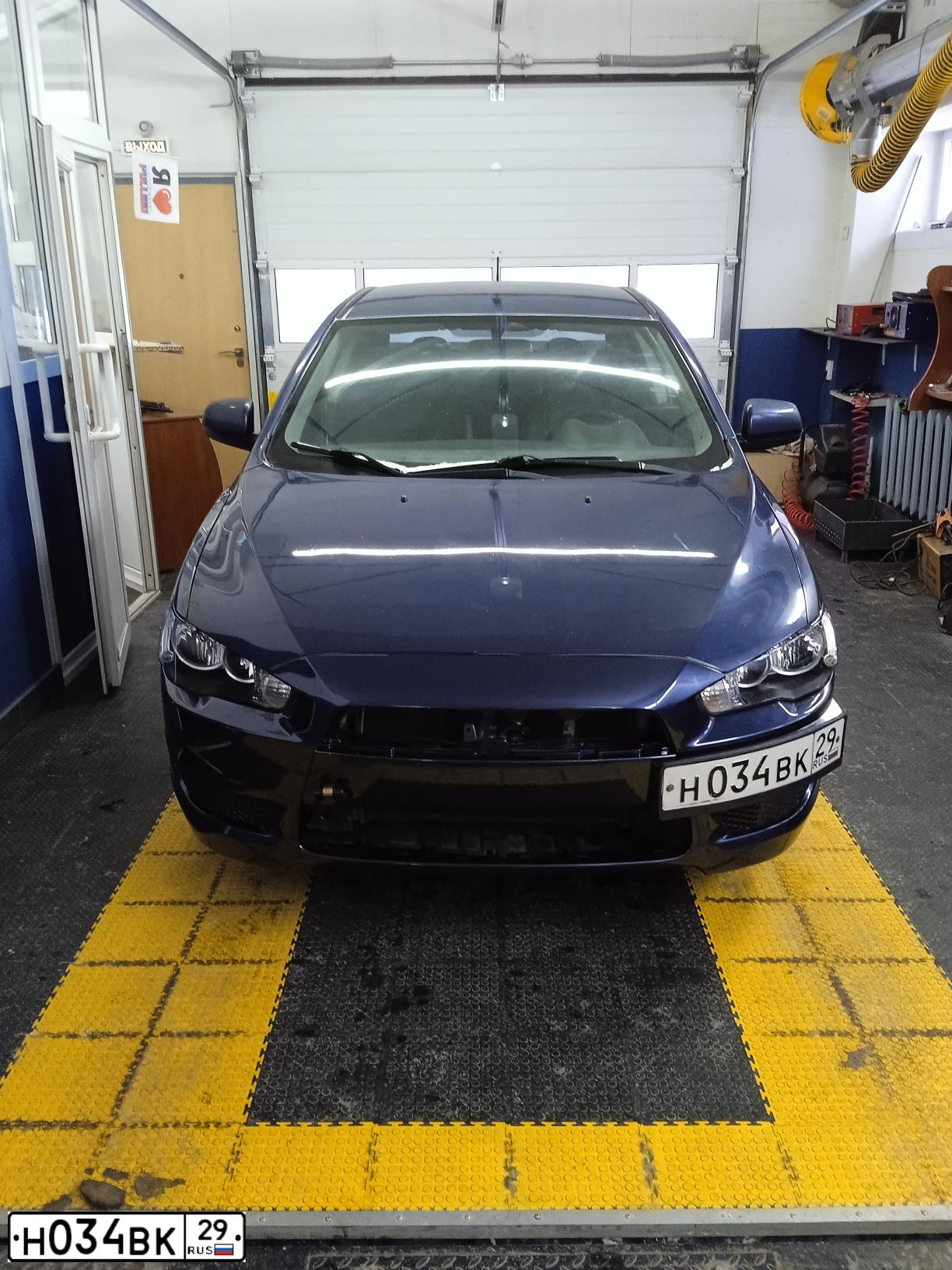 Фото автомобиля MITSUBISHI LANCER, 2008 — госномер Н034ВК29. Цвет: синий