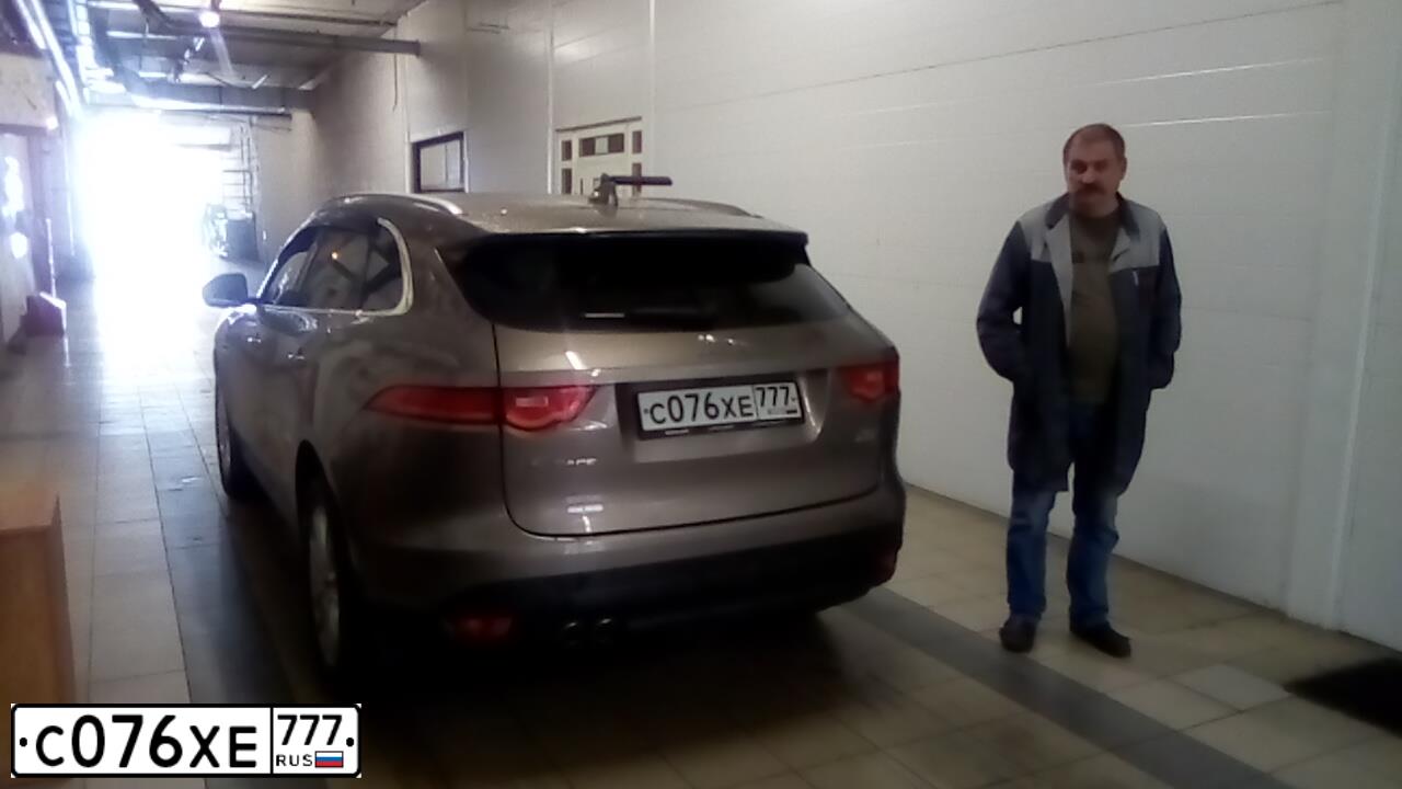 Фото автомобиля JAGUAR F-PACE, 2017 — госномер С076ХЕ777. Цвет: СЕРО-КОРИЧНЕВЫЙ