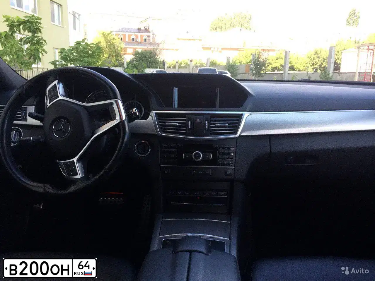 Фото автомобиля MERCEDES E-KLASSE, 2012 — госномер В200ОН64. Цвет: БЕЛЫЙ