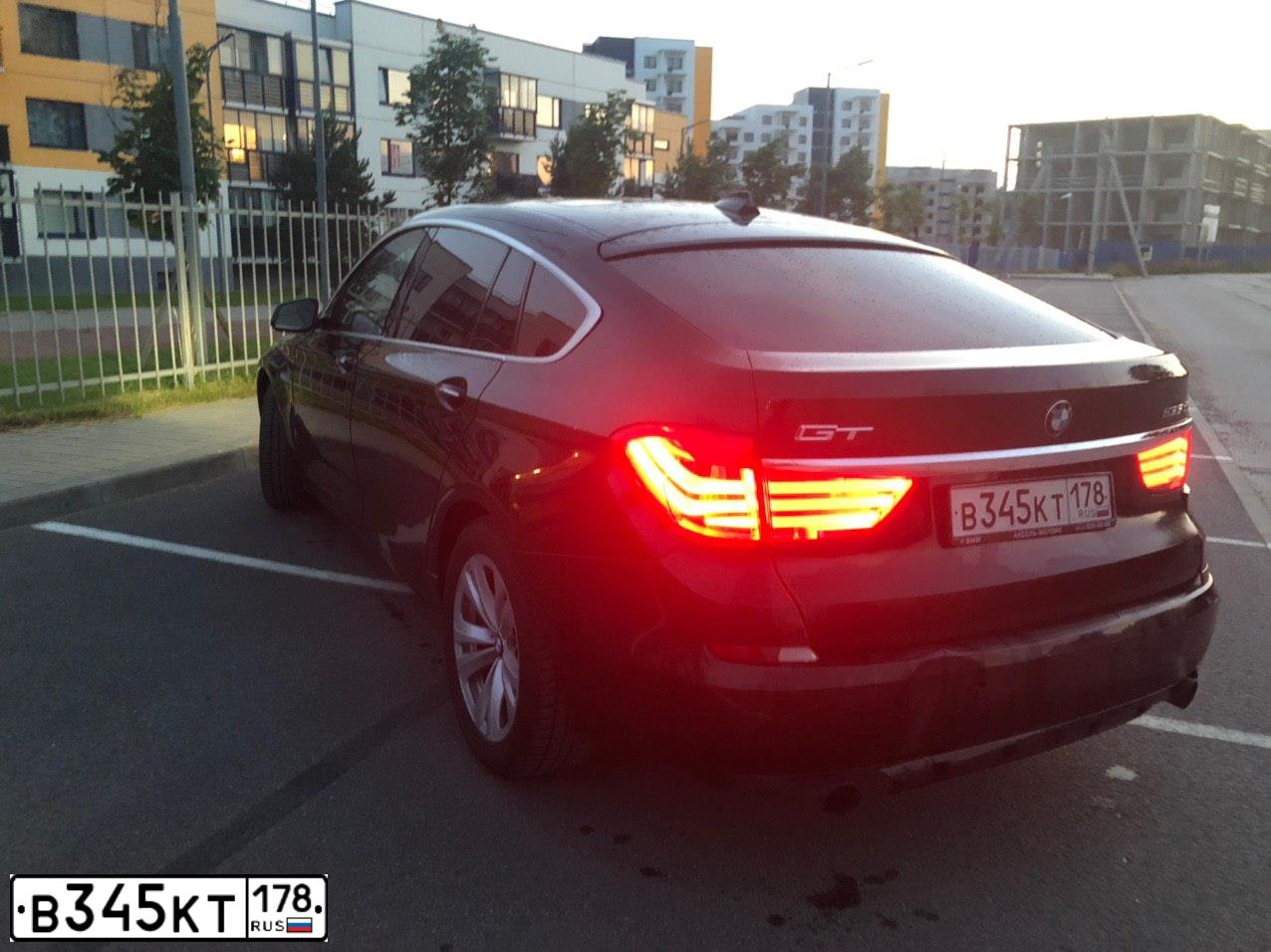 Фото автомобиля BMW W SERIE 5 GT, 2011 — госномер В345КТ178. Цвет: ЧЕРНЫЙ