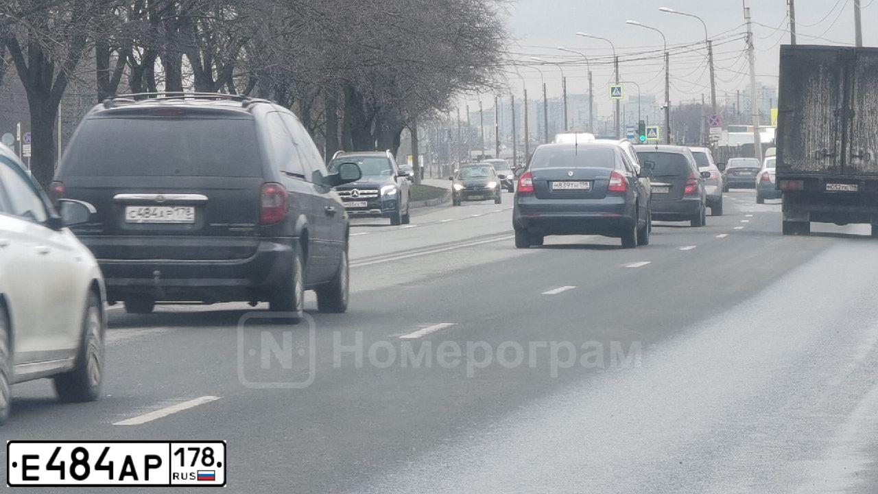 Фото автомобиля MAZDA CX-7, 2008 — госномер С670РН790. Цвет: Серый