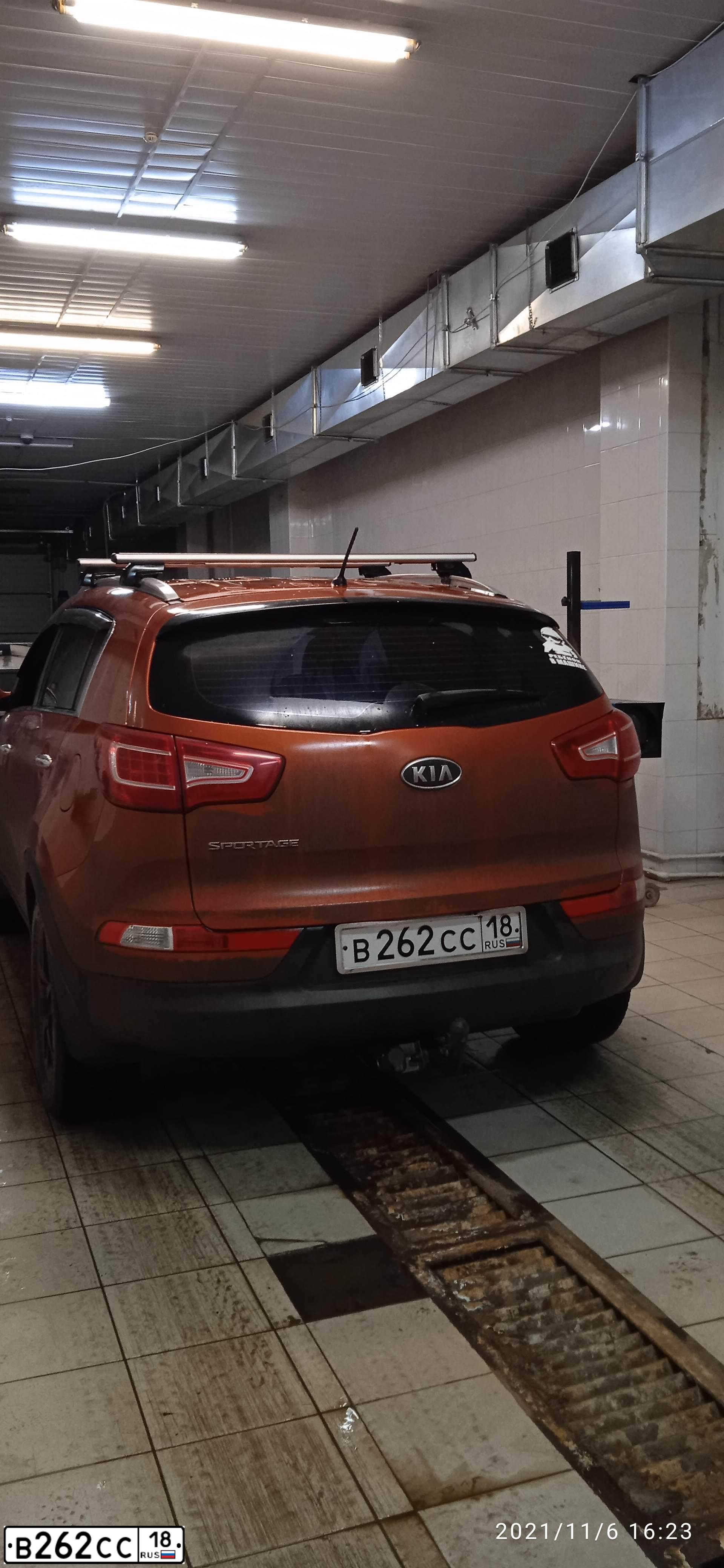 Фото автомобиля KIA SPORTAGE, 2011 — госномер В262СС18. Цвет: ОРАНЖЕВЫЙ