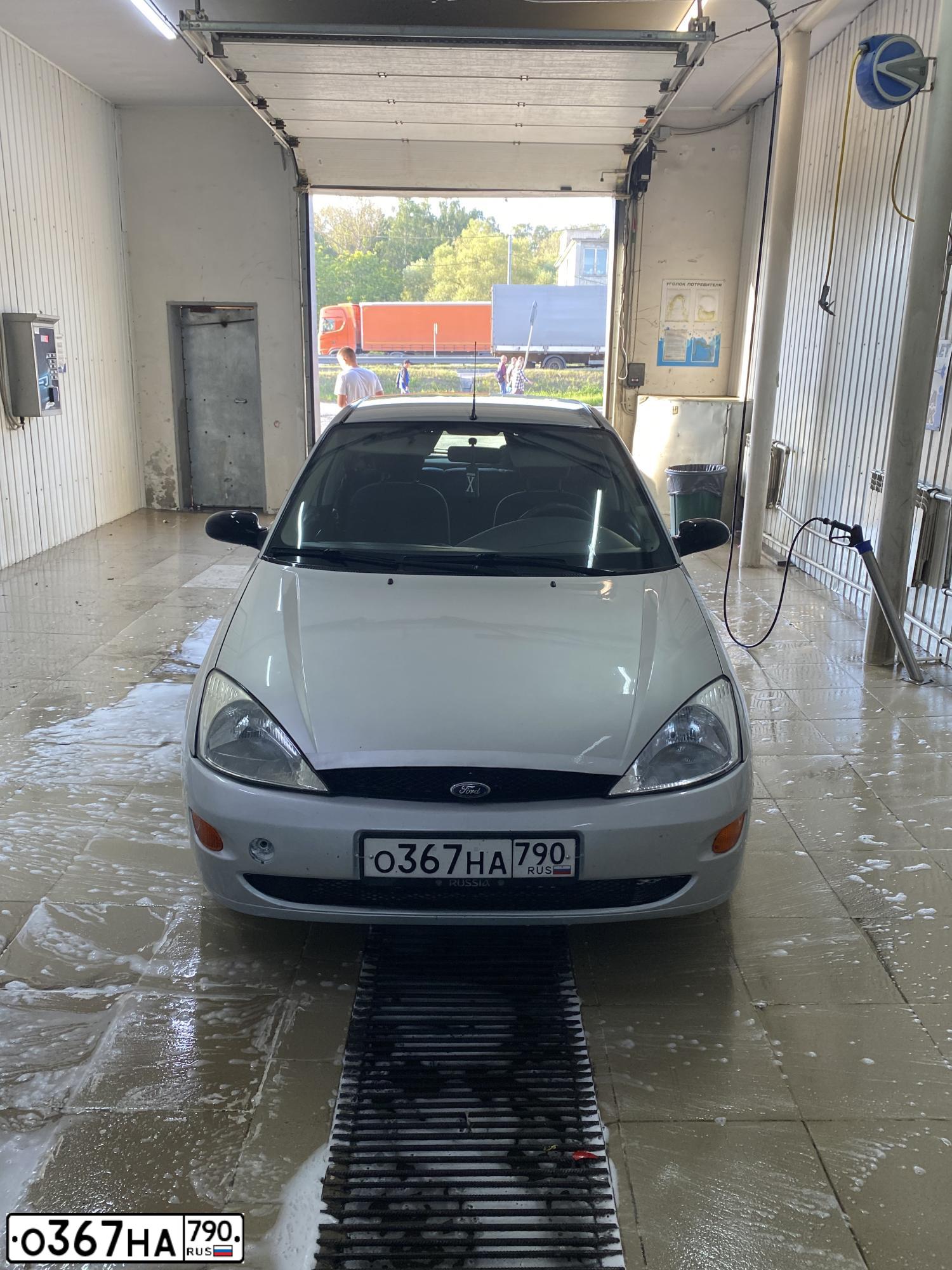 Фото автомобиля FORD FOCUS, 2000 — госномер О367НА790. Цвет: Серый