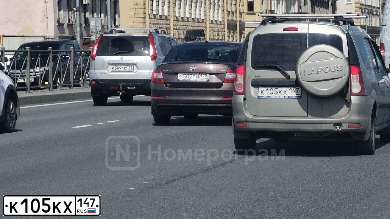 Фото автомобиля LADA LARGUS, 2015 — госномер К105КХ147. Цвет: СЕРО-БЕЖЕВЫЙ