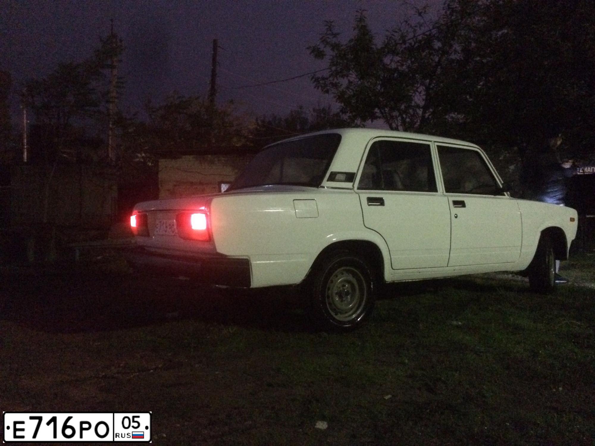 Фото автомобиля LADA 2107, 2007 — госномер Е716РО05. Цвет: ЯРКО-БЕЛЫЙ