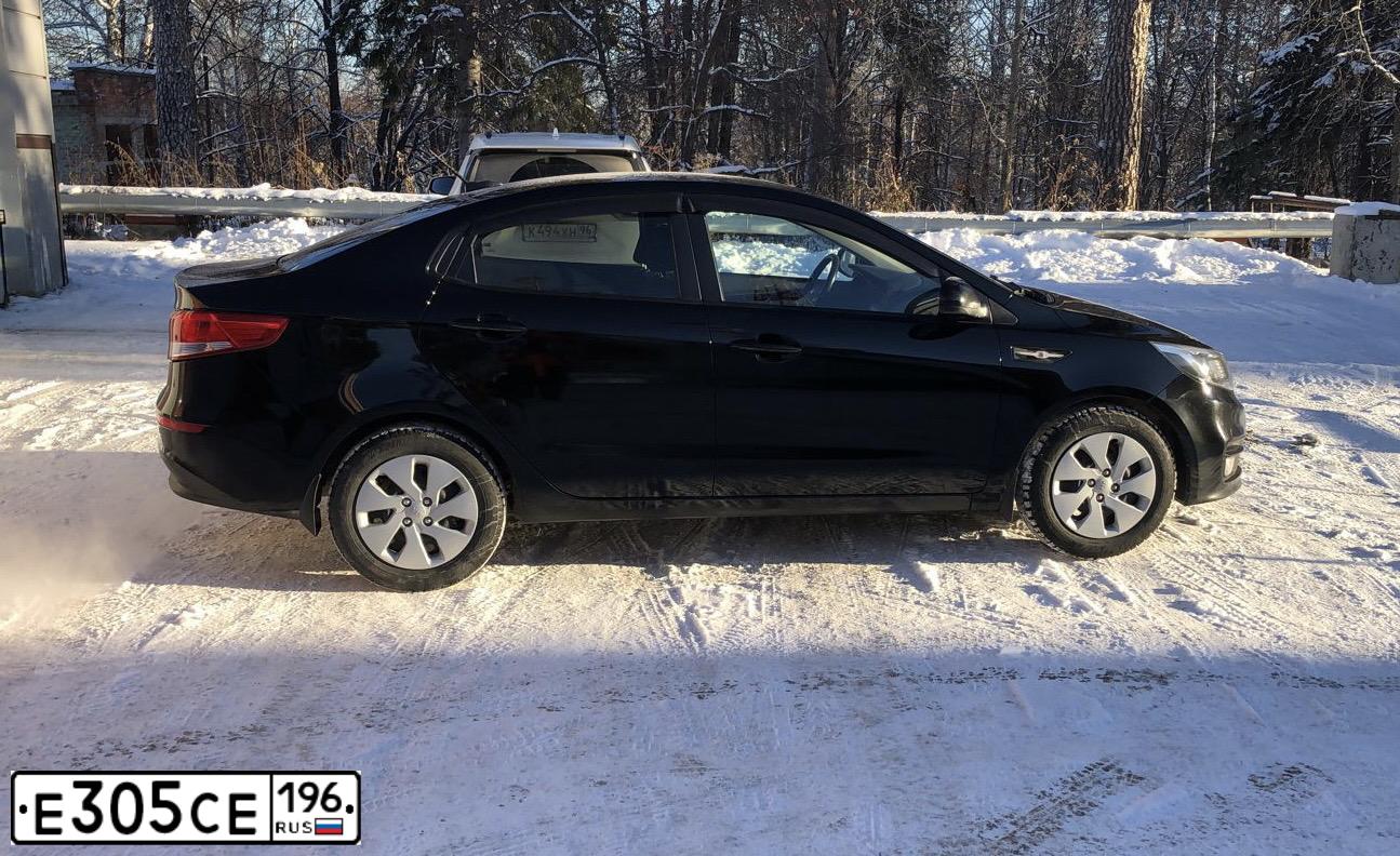 Фото автомобиля KIA RIO, 2017 — госномер Е305СЕ196. Цвет: ЧЕРНЫЙ