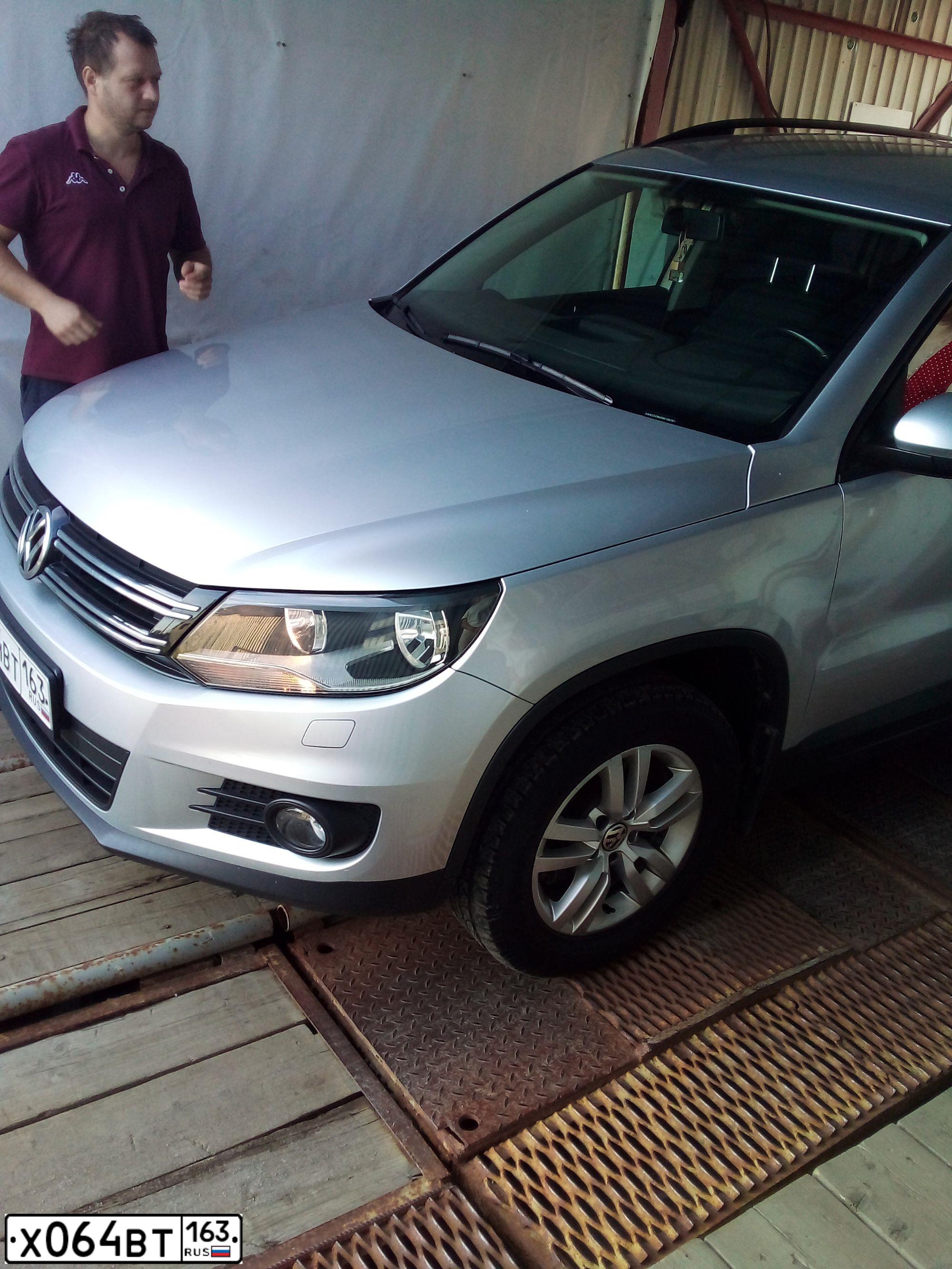 Фото автомобиля VOLKSWAGEN TIGUAN, 2015 — госномер Х064ВТ163. Цвет: Серебристый
