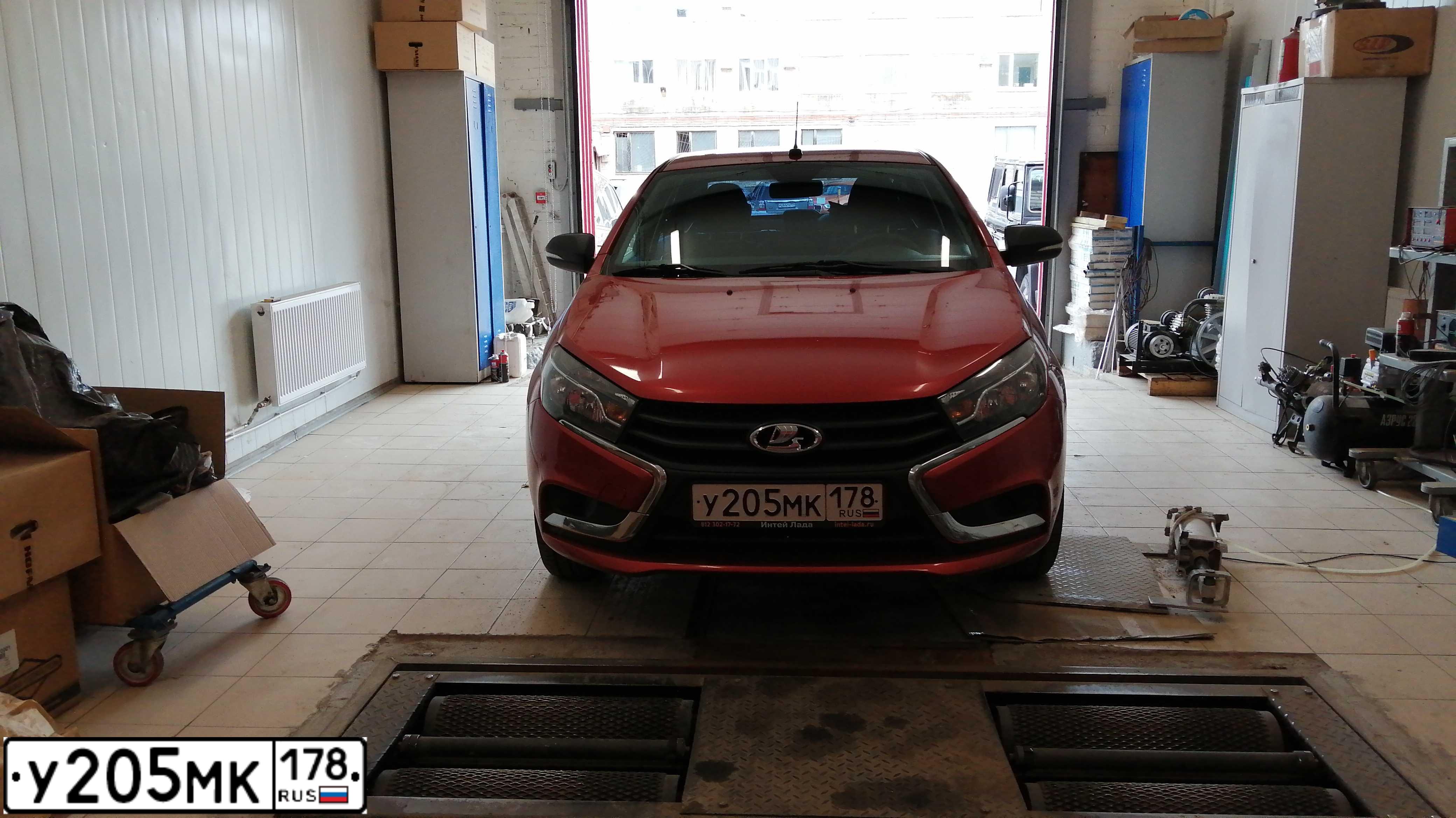 Фото автомобиля LADA VESTA, 2016 — госномер У205МК178. Цвет: КРАСНЫЙ