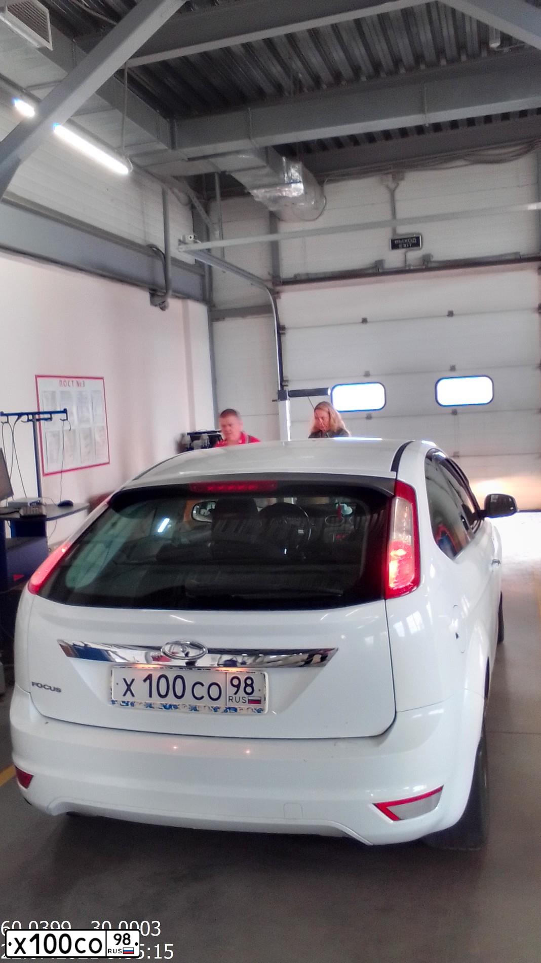 Фото автомобиля FORD FOCUS, 2009 — госномер Х100СО98. Цвет: БЕЛЫЙ