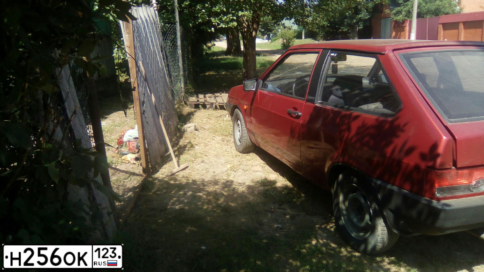 Фото автомобиля LADA 2108, 2001 — госномер А520ТК01. Цвет: СЕРЕБРИСТО-ТЕМНО-КРАСНЫЙ
