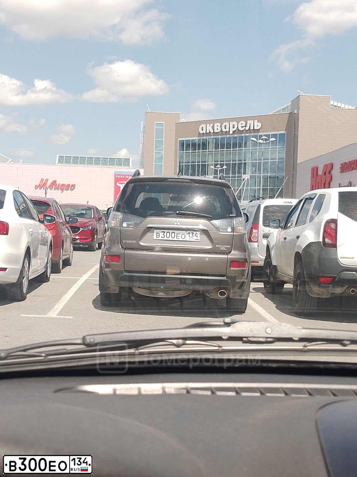 Фото автомобиля MITSUBISHI OUTLANDER, 2011 — госномер Р888УЕ34. Цвет: Коричневый