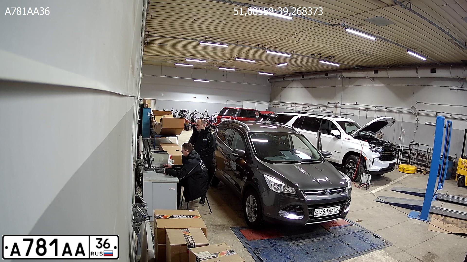 Фото автомобиля LANDROVER FREELANDER, 2010 — госномер В030ВС136. Цвет: Серебристый