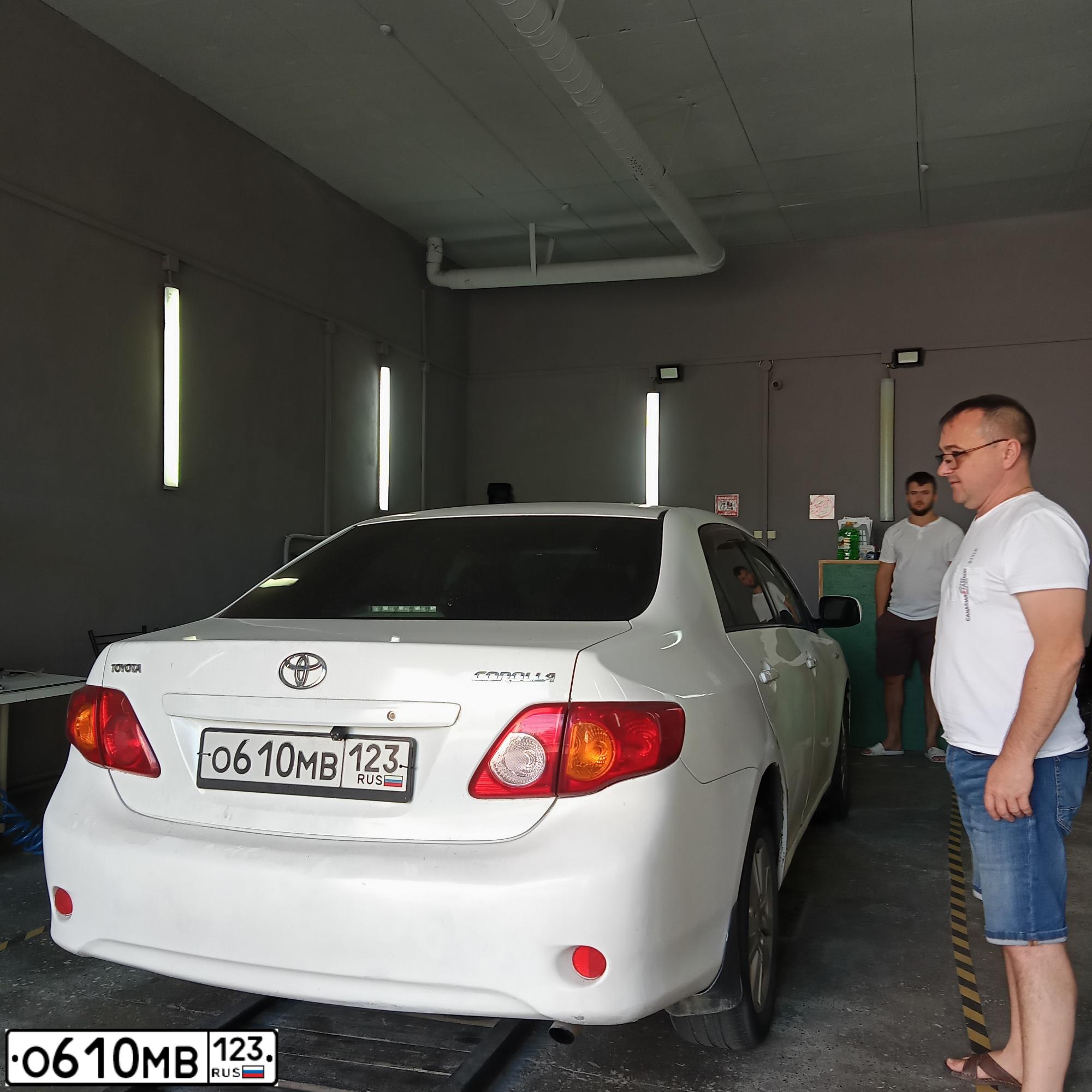 Фото автомобиля TOYOTA COROLLA, 2007 — госномер О610МВ123. Цвет: Белый
