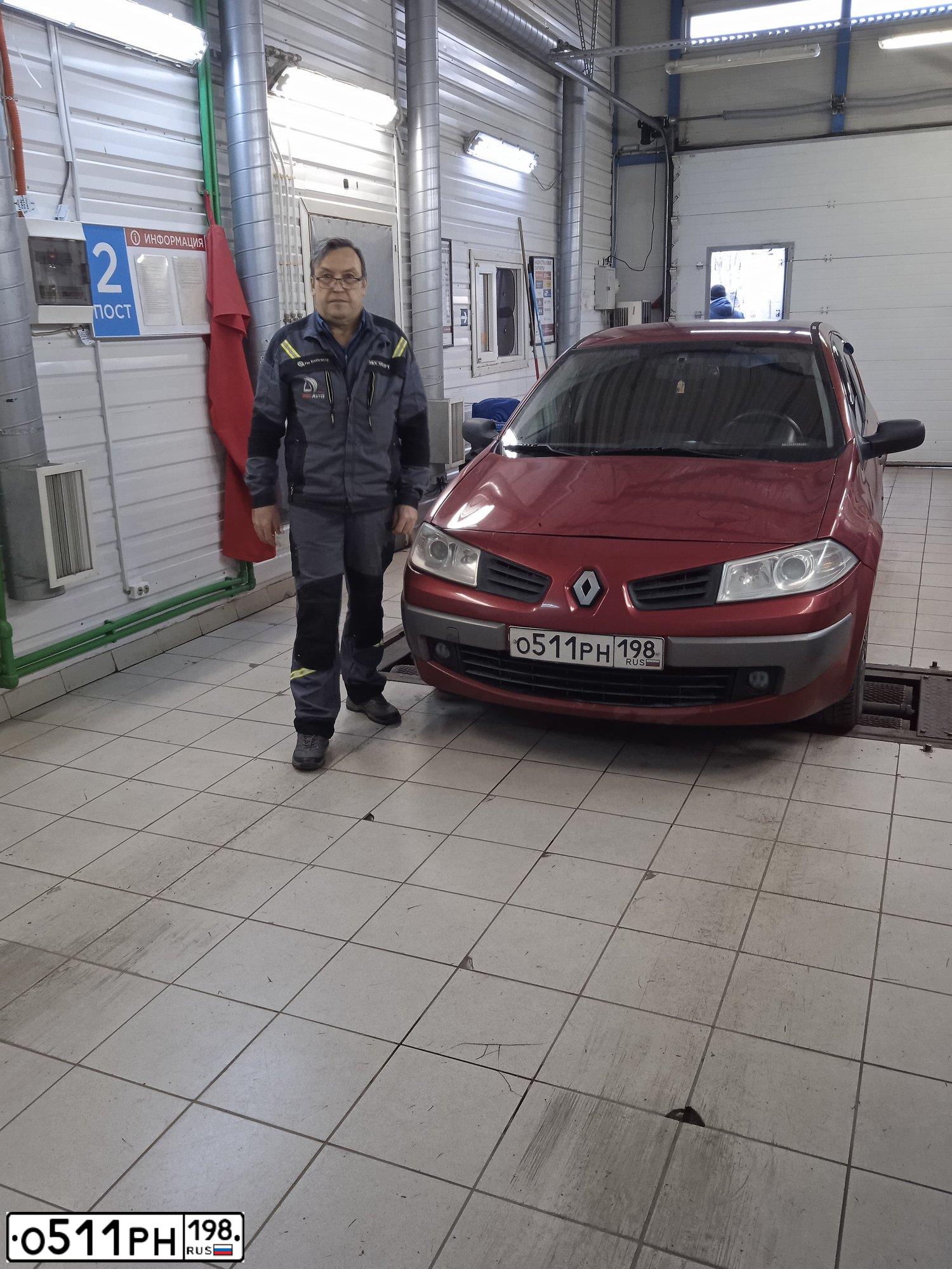 Фото автомобиля RENAULT MEGANE, 2004 — госномер О511РН198. Цвет: Красный