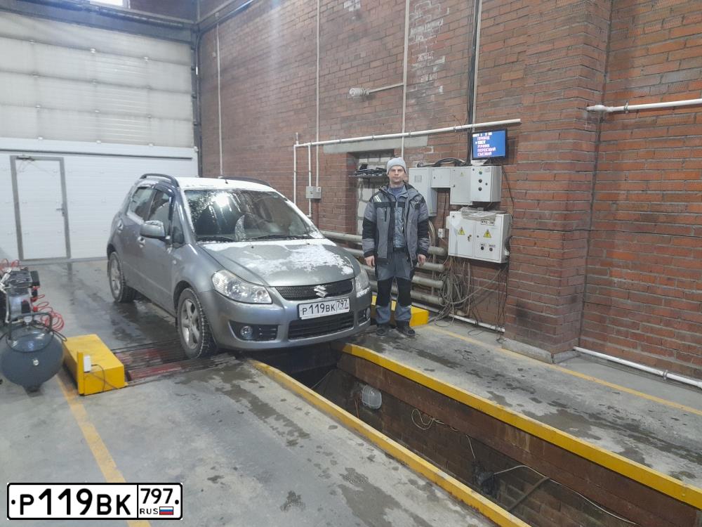 Фото автомобиля SUZUKI SX4, 2007 — госномер Р103АЕ154. Цвет: СЕРЫЙ