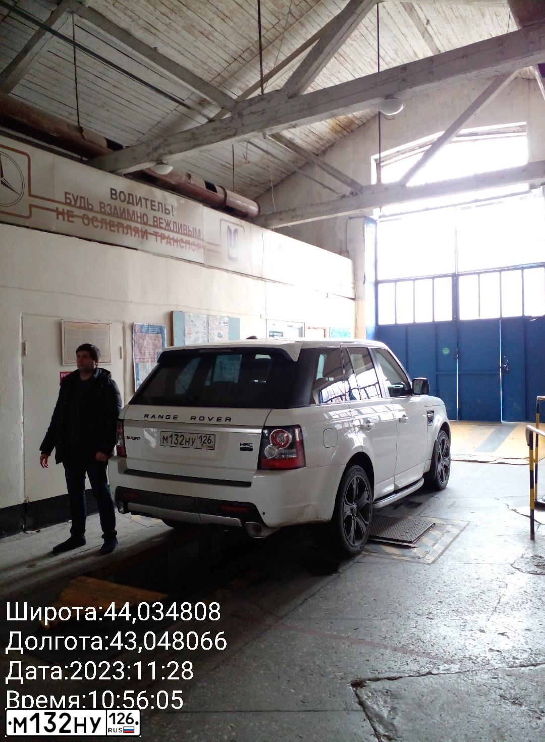 Фото автомобиля LANDROVER RANGE ROVER SPORT, 2013 — госномер А700МО26. Цвет: ЯРКО-БЕЛЫЙ