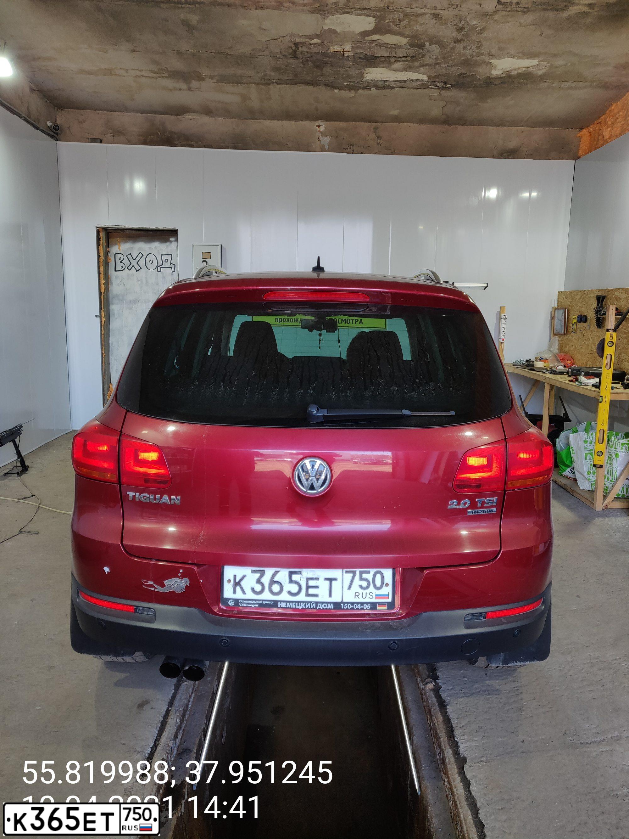 Фото автомобиля VOLKSWAGEN TIGUAN, 2012 — госномер Р666РР750. Цвет: ВИШНЕВО-КРАСНЫЙ