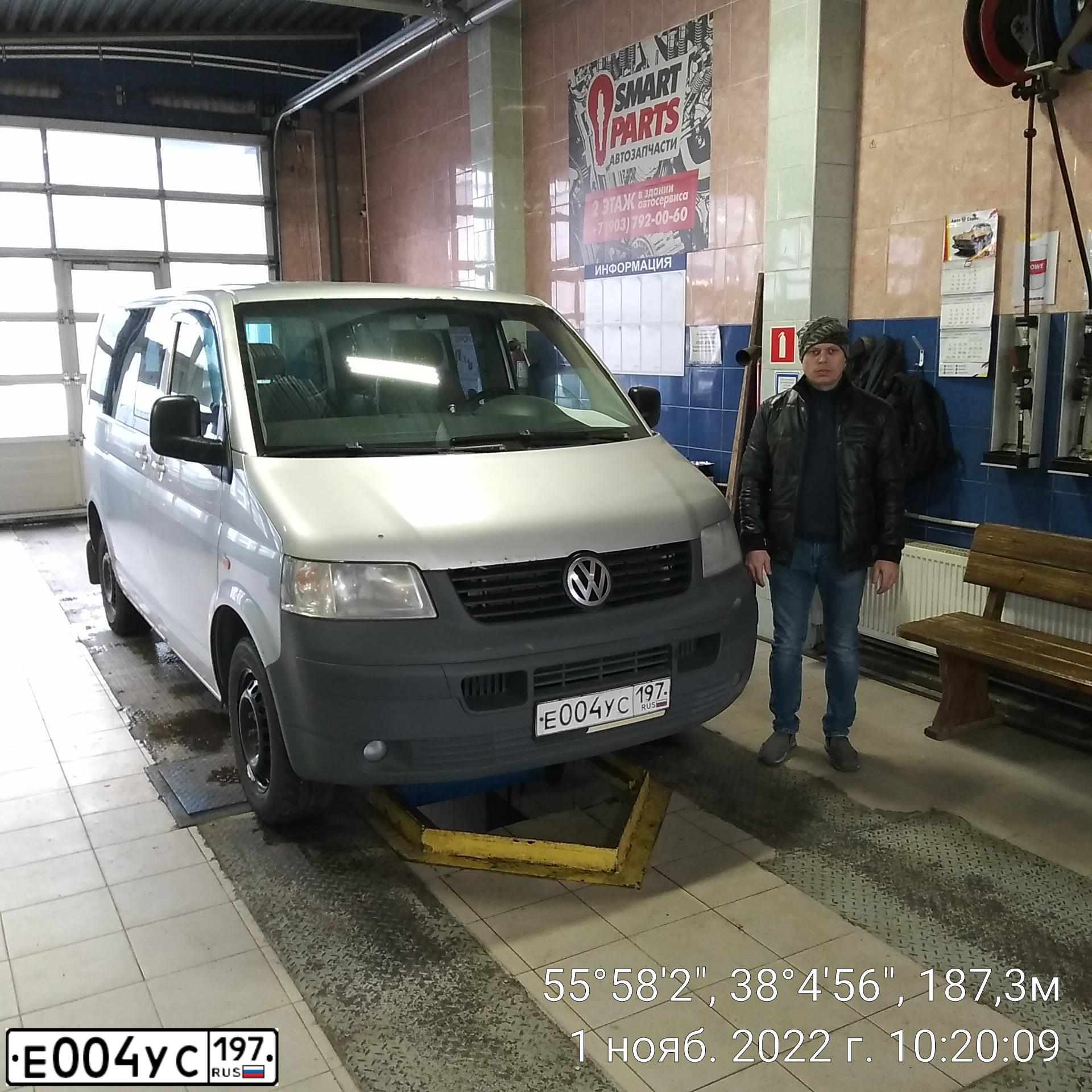 Фото автомобиля VOLKSWAGEN TRANSPORTER, 2004 — госномер Е004УС197. Цвет: СЕРЕБРИСТЫЙ