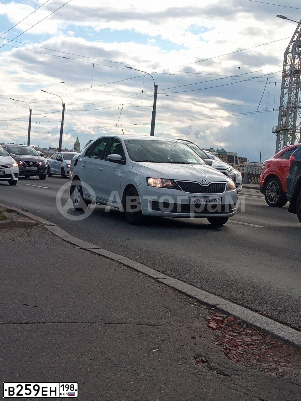 Фото автомобиля SKODA RAPID, 2018 — госномер В259ЕН198. Цвет: БЕЛЫЙ