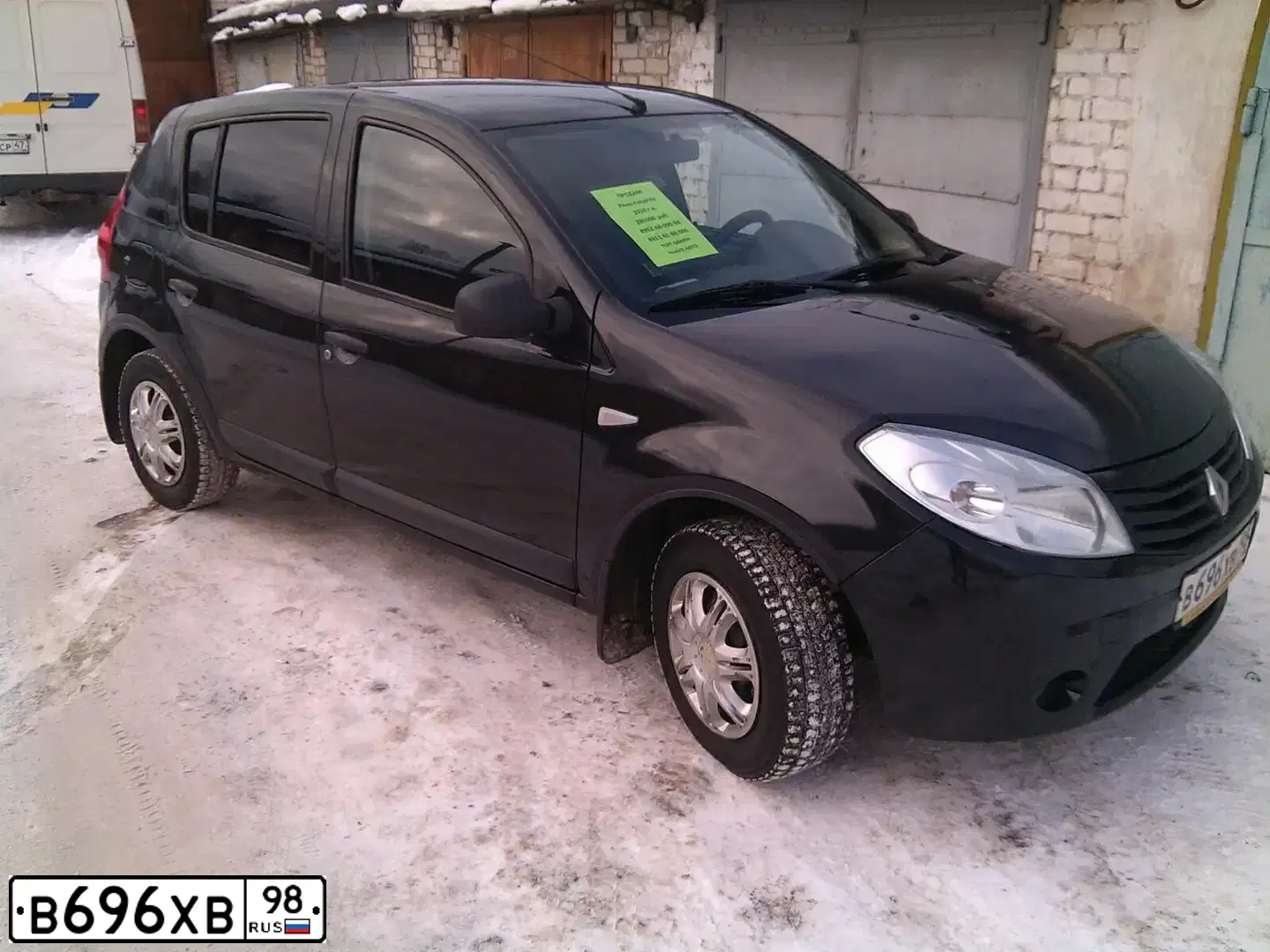 Фото автомобиля RENAULT SANDERO, 2010 — госномер В696ХВ98. Цвет: ЧЕРНЫЙ МЕТАЛЛИК