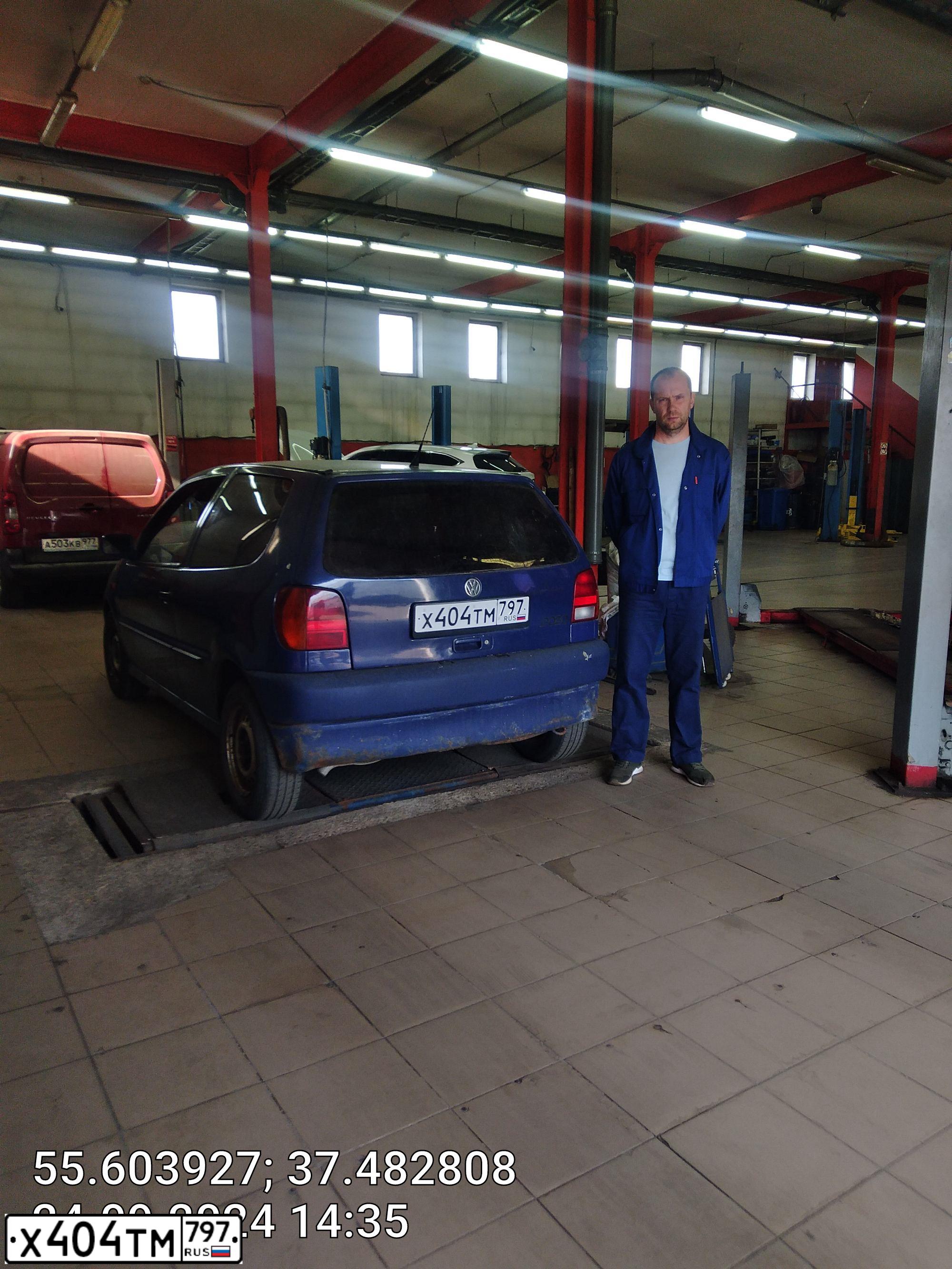 Фото автомобиля VOLKSWAGEN POLO, 1997 — госномер Е182МУ97. Цвет: синий