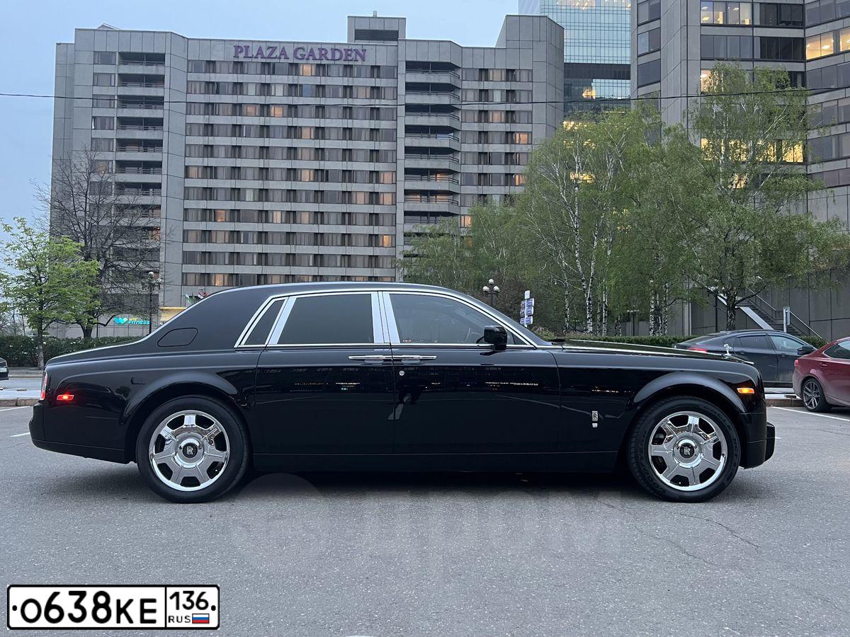 Фото автомобиля ROLLS ROYCE ROLLS-ROYCE PHANTOM, 2006 — госномер Х799РН77. Цвет: ЧЕРНЫЙ