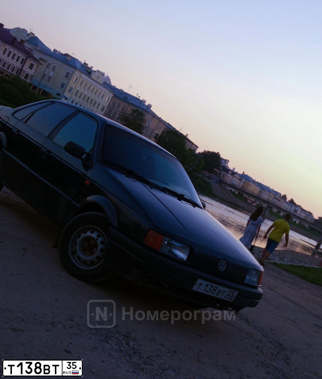 Фото автомобиля VOLKSWAGEN PASSAT, 1993 — госномер Т138ВТ35. Цвет: ТЕМНО-СИНИЙ