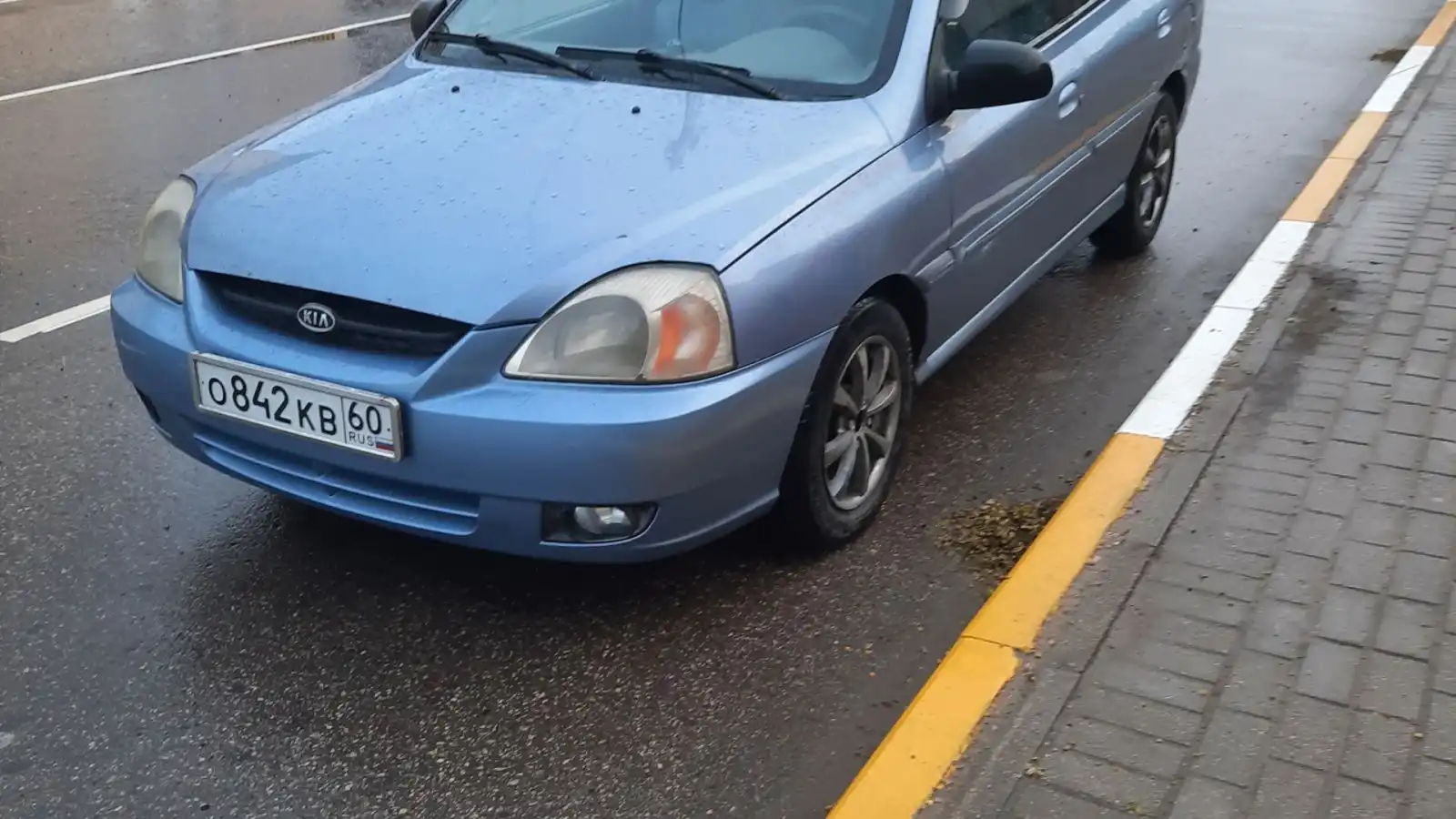 Фото автомобиля KIA RIO, 2002 — госномер О842КВ60. Цвет: СВЕТЛО-СИНИЙ