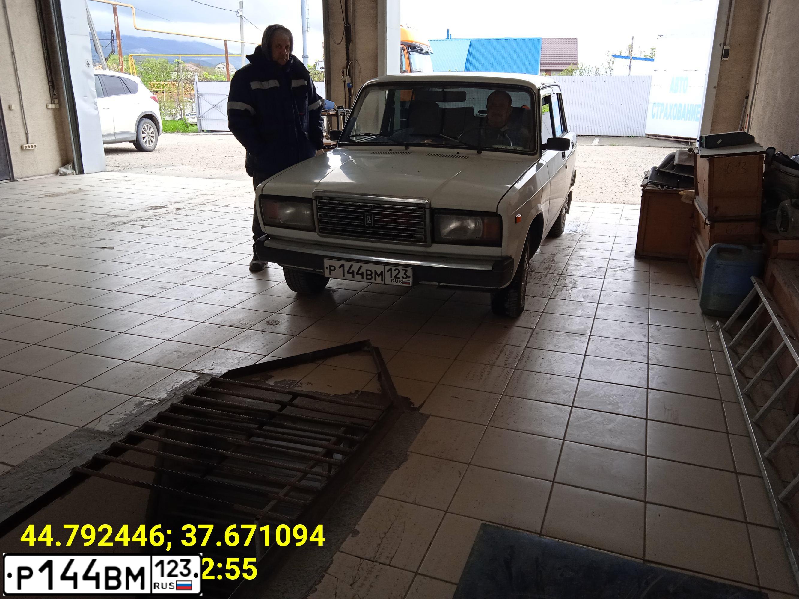 Фото автомобиля LADA 2107, 2011 — госномер Р144ВМ123. Цвет: ЯРКО-БЕЛЫЙ