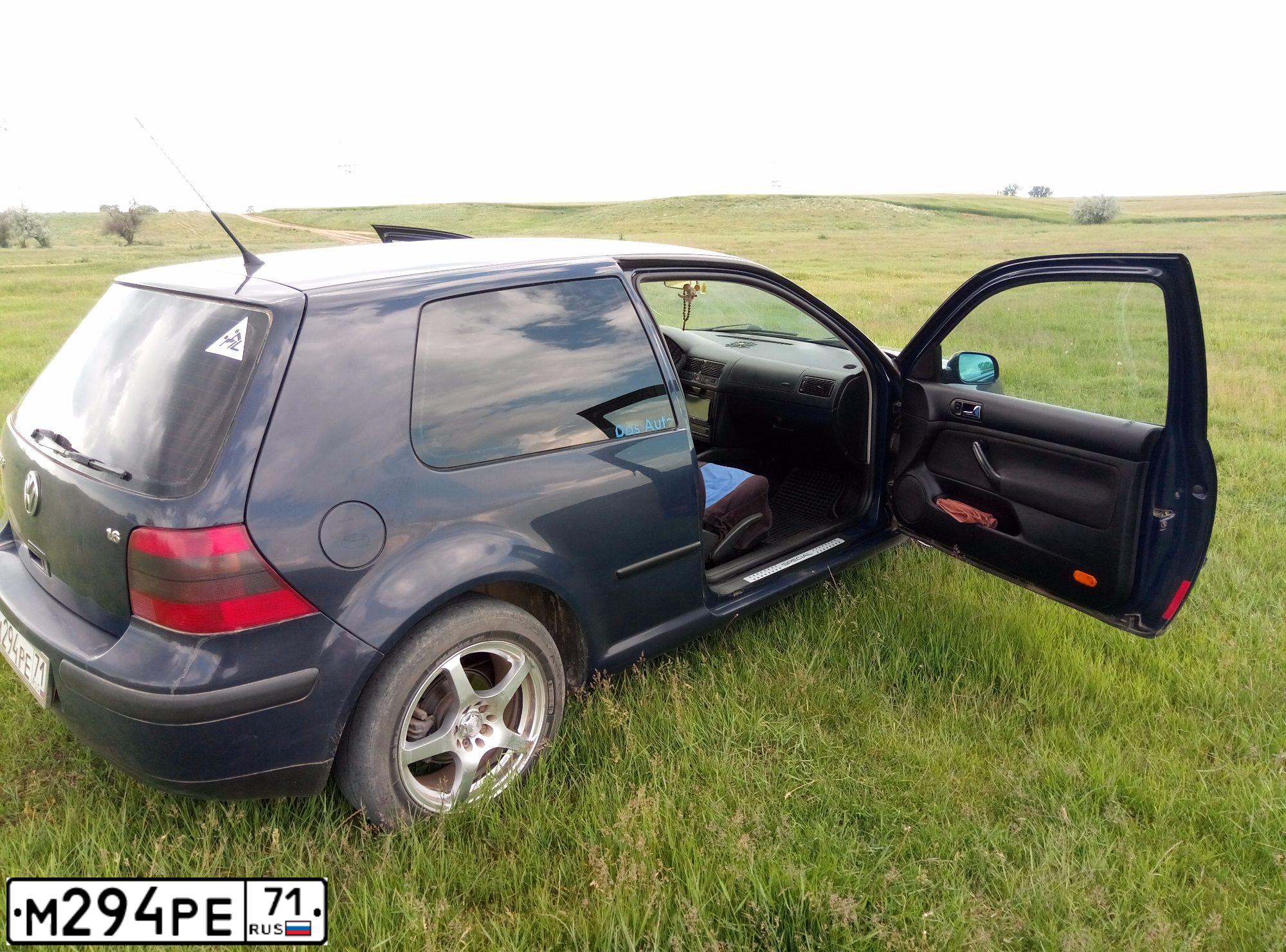 Фото автомобиля VOLKSWAGEN GOLF, 2001 — госномер О223СН150. Цвет: Темно-синий