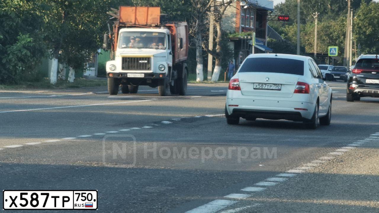 Фото автомобиля SKODA OCTAVIA, 2018 — госномер Х587ТР750. Цвет: БЕЛЫЙ ЖЕЛТЫЙ СЕРЫЙ