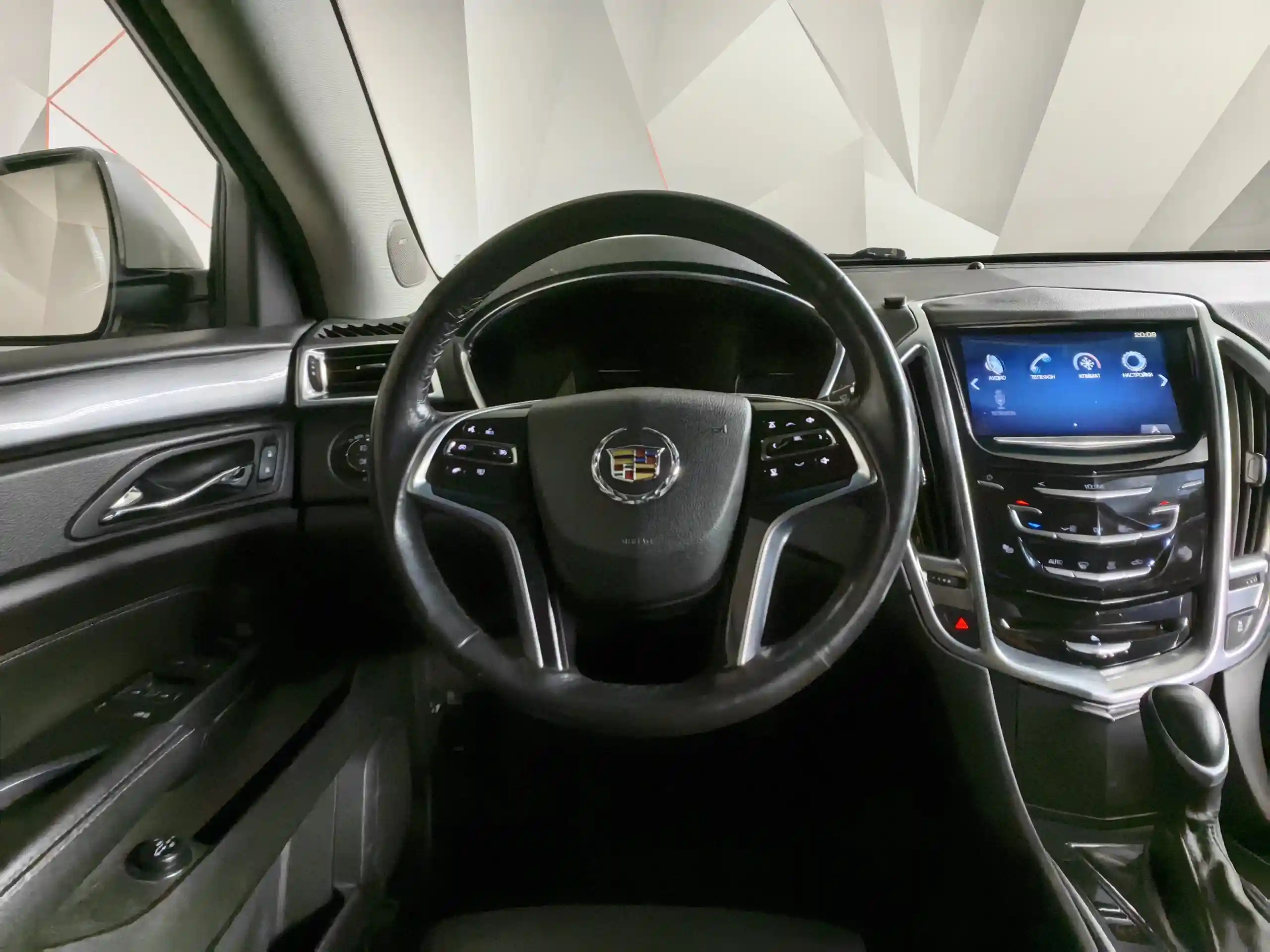 Фото автомобиля CADILLAC SRX, 2014 — госномер В637МК777. Цвет: БЕЛЫЙ