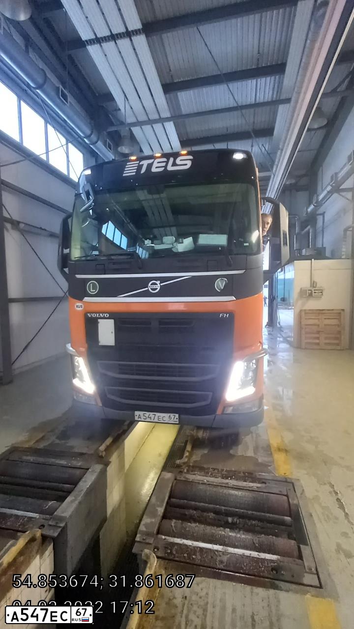 Фото автомобиля VOLVO SERIE FH /4X2/, 2018 — госномер А547ЕС67. Цвет: Оранжевый