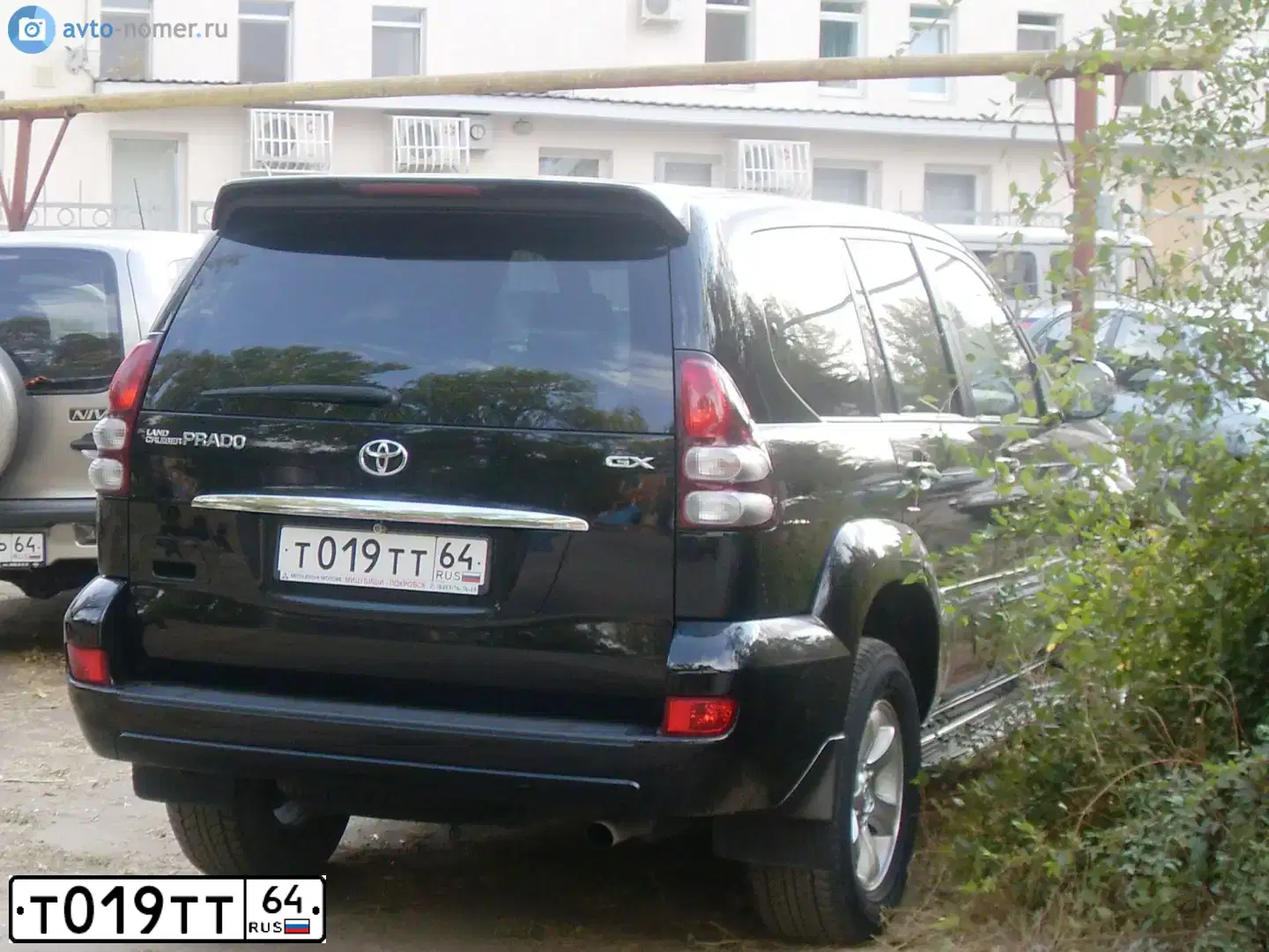 Фото автомобиля TOYOTA LANDCRUISER, 2006 — госномер Т019ТТ64. Цвет: ЧЕРНЫЙ