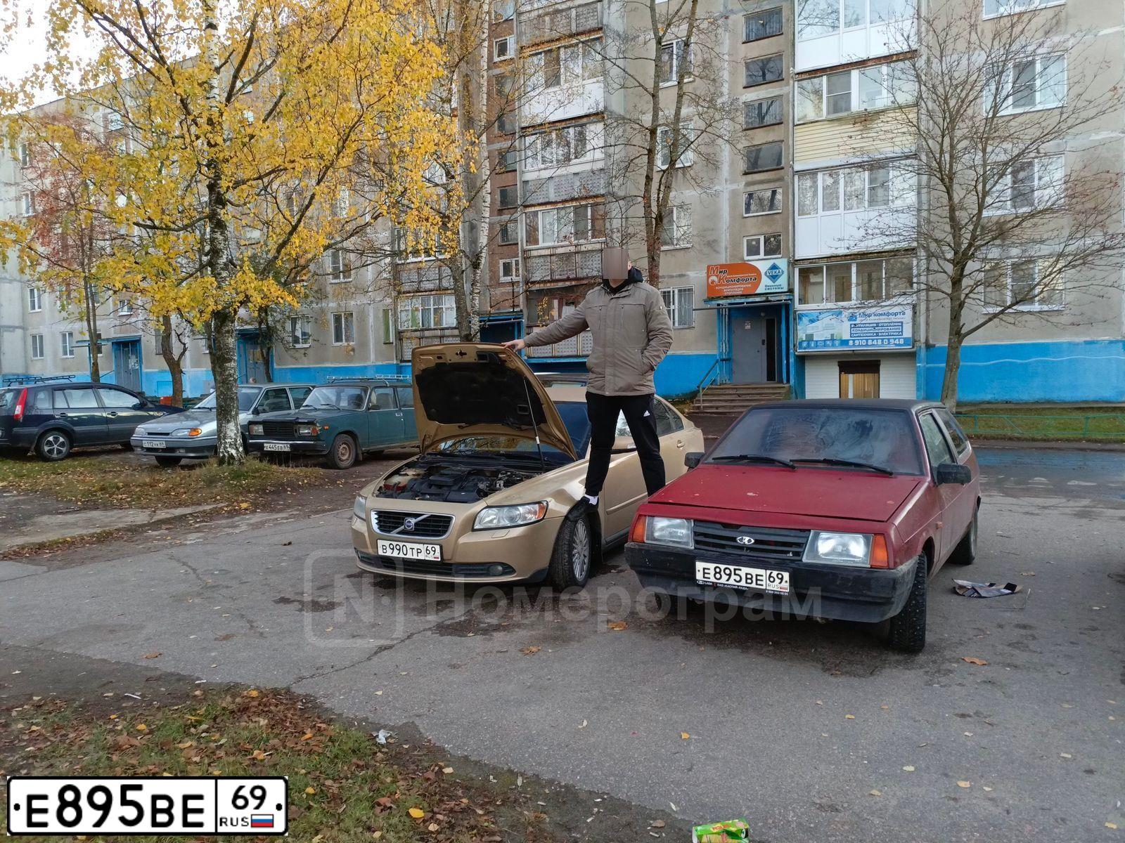 Фото автомобиля LADA 2108 SAMARA, 1987 — госномер Е895ВЕ69. Цвет: ВИШНЕВЫЙ