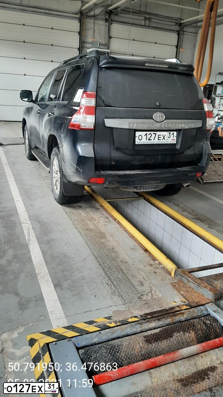 Фото автомобиля TOYOTA LANDCRUISER, 2015 — госномер О127ЕХ31. Цвет: ЧЕРНЫЙ