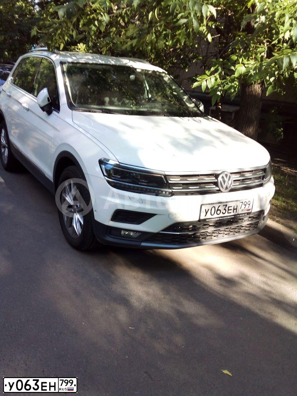 Фото автомобиля VOLKSWAGEN TIGUAN, 2018 — госномер У063ЕН799. Цвет: Белый