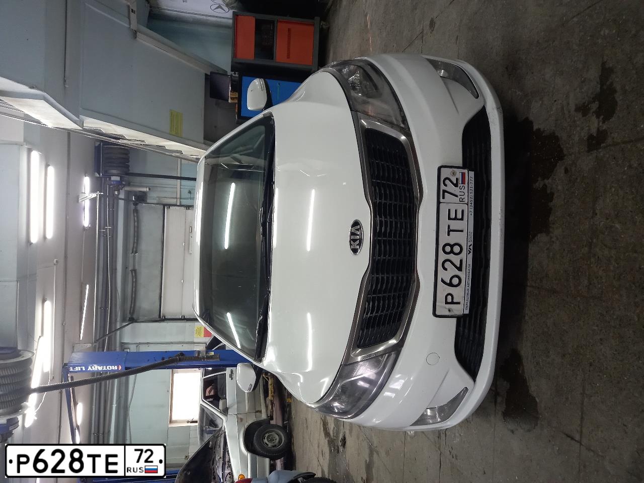 Фото автомобиля KIA RIO, 2013 — госномер Р628ТЕ72. Цвет: Белый